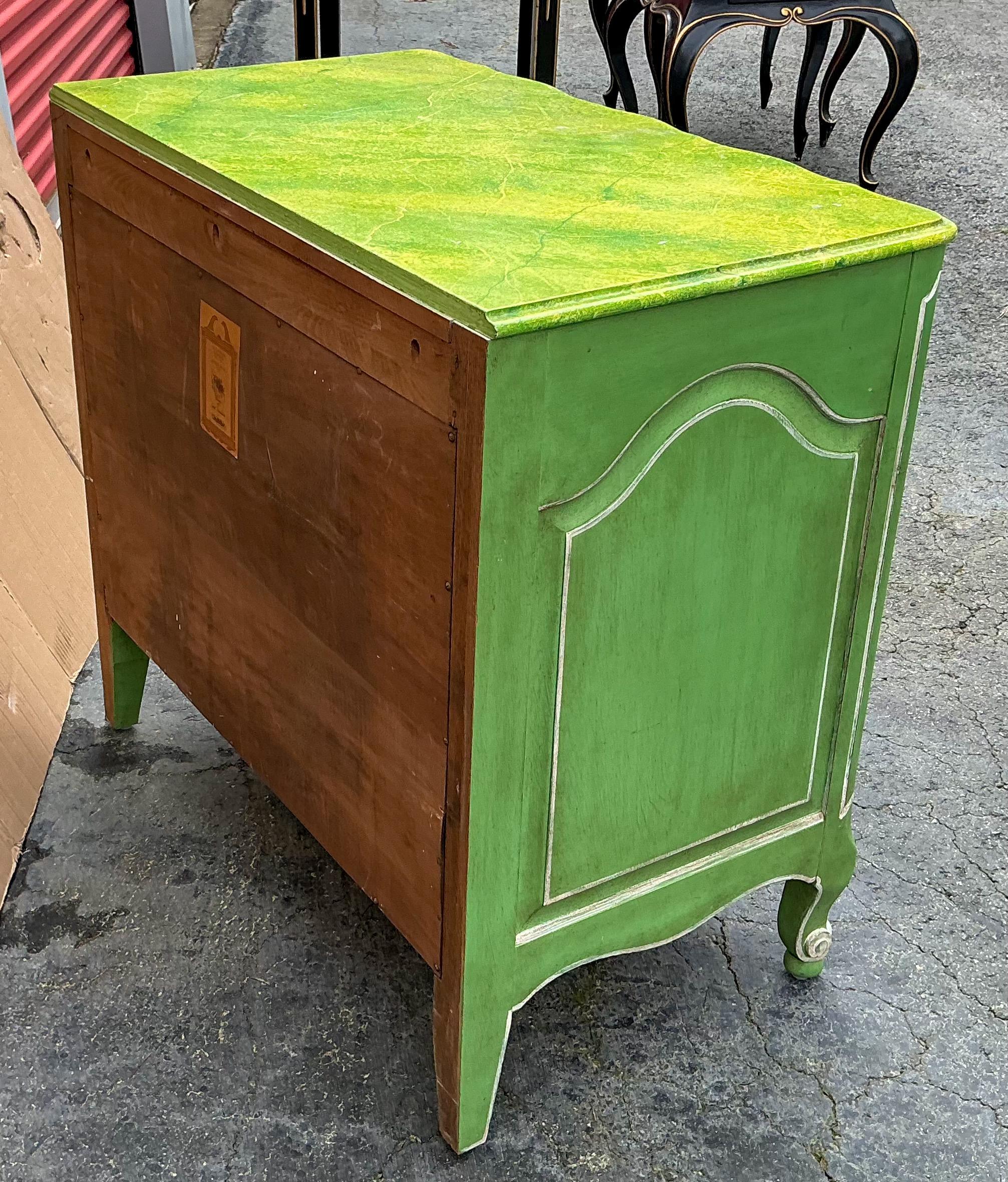 Stile provenzale Cassapanca dipinta a mano in stile francese del MidCentury di Davis Cabinet Co. in vendita