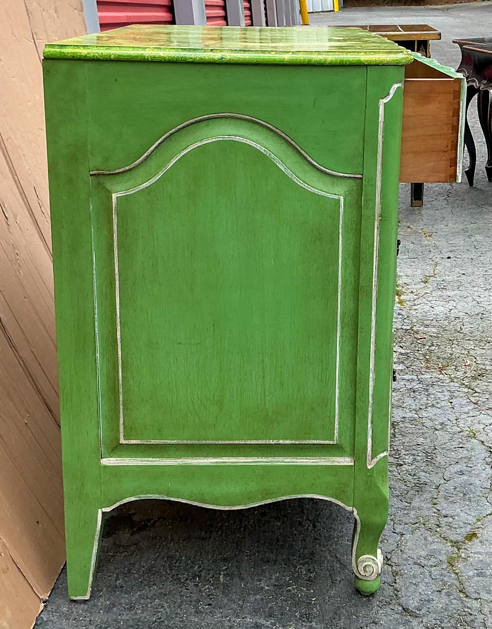 Americano Cassapanca dipinta a mano in stile francese del MidCentury di Davis Cabinet Co. in vendita