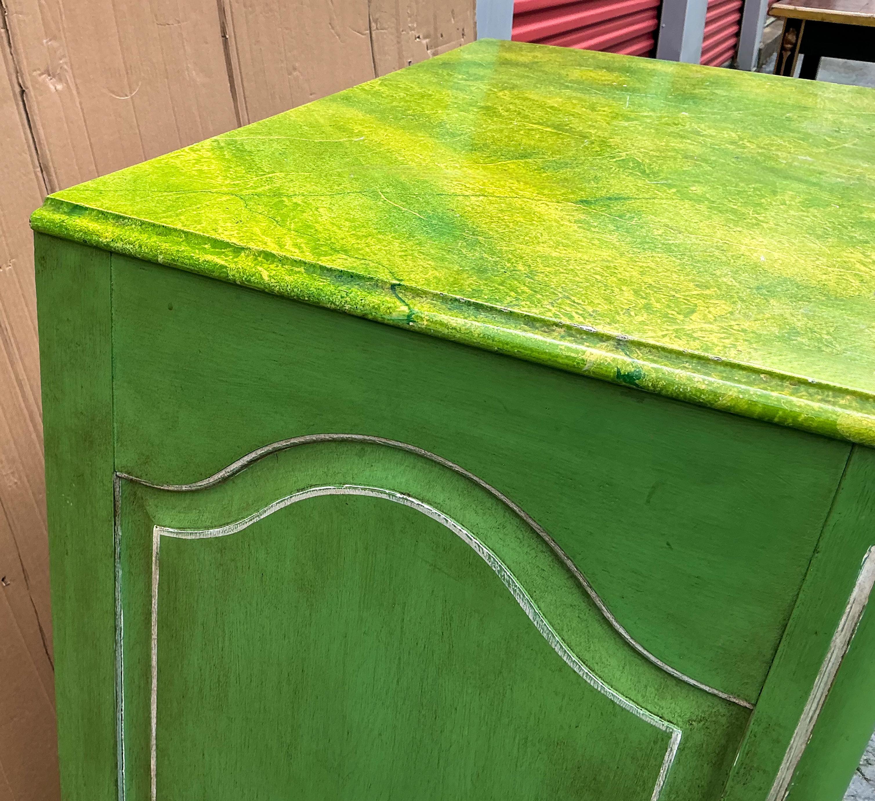 XX secolo Cassapanca dipinta a mano in stile francese del MidCentury di Davis Cabinet Co. in vendita