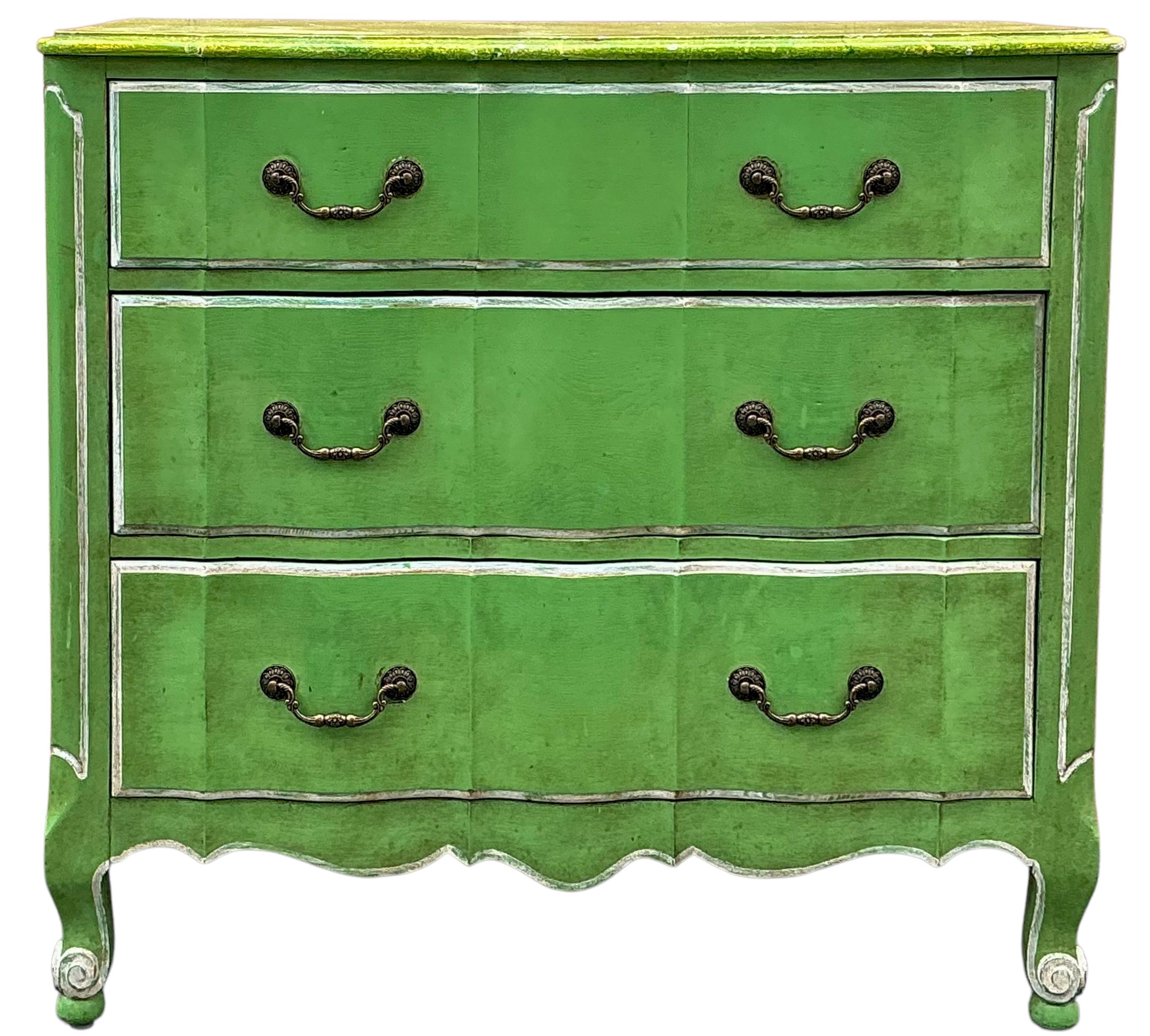 Ottone Cassapanca dipinta a mano in stile francese del MidCentury di Davis Cabinet Co. in vendita