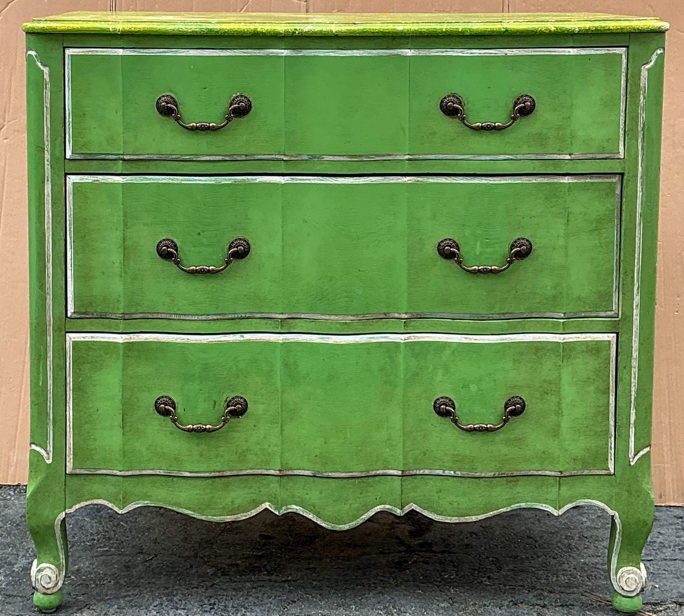 Cassapanca dipinta a mano in stile francese del MidCentury di Davis Cabinet Co. in vendita 1