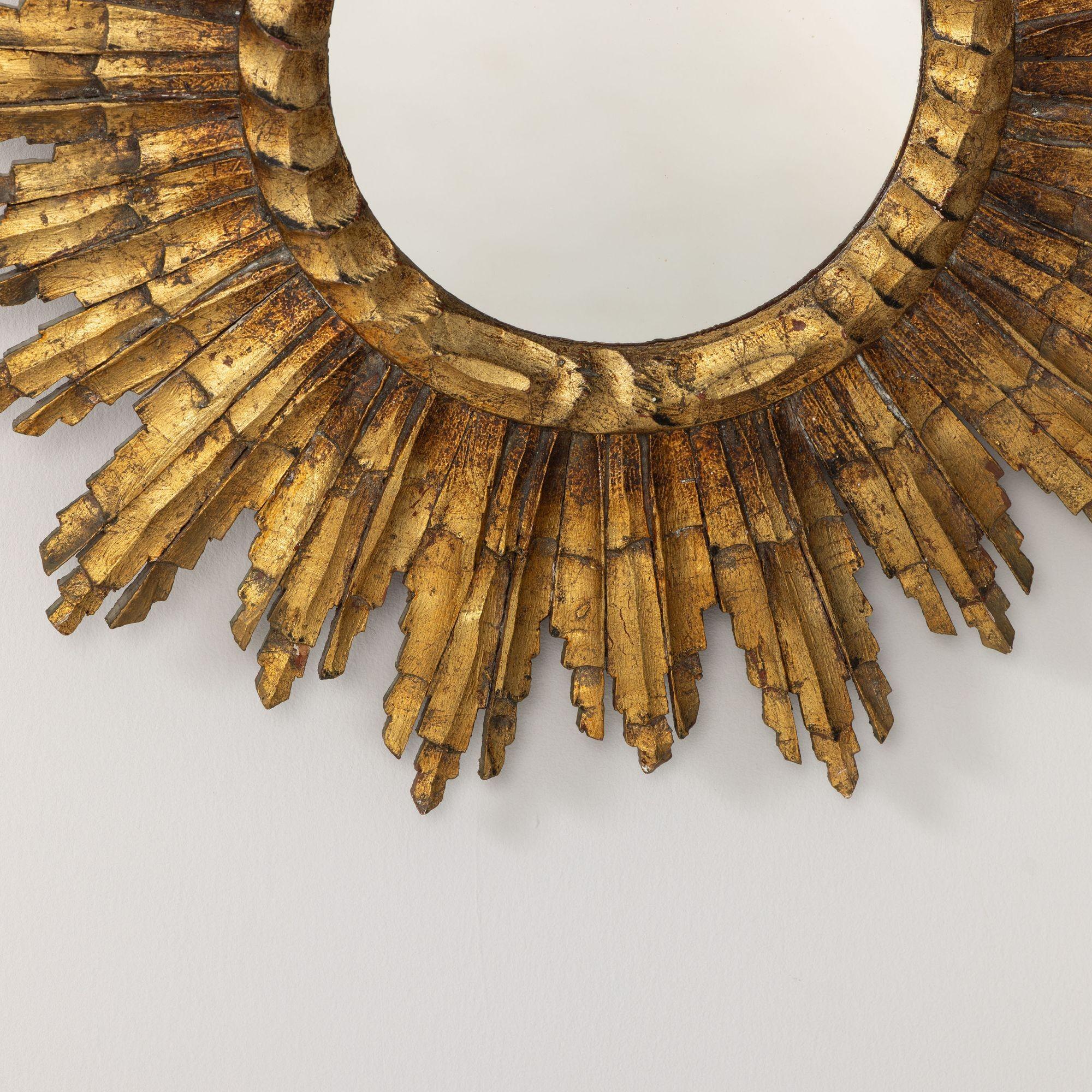 Specchio francese a raggiera del metà del secolo scorso in legno dorato originale in vendita 1