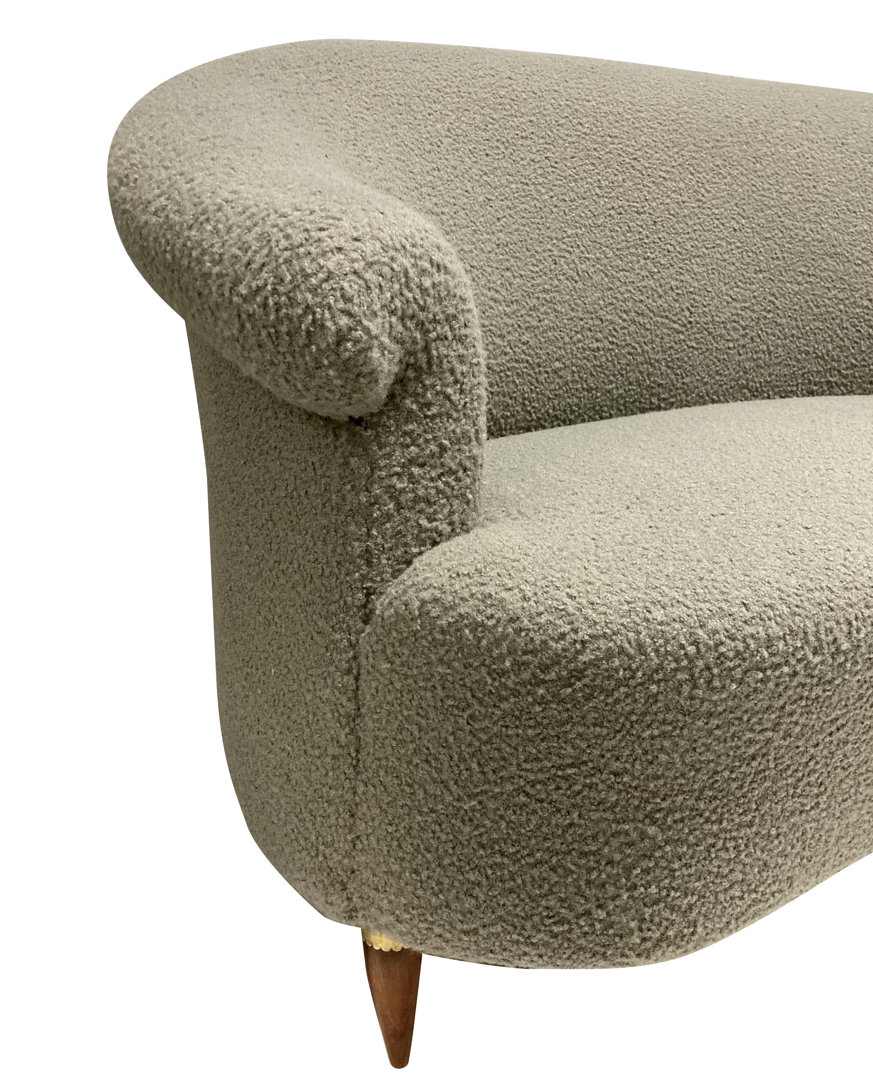 Mid-Century moderno Divano curvo francese a due posti del Medioevo in vendita