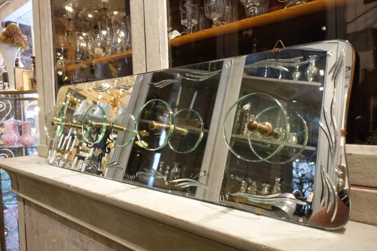 Wunderschöne und elegante Vintage venezianischen Spiegel Kleiderhaken / Haken Rack, aus ca. 1940er Jahren - Mitte des Jahrhunderts Frankreich. Wunderschöne runde Glasknöpfe mit Messingaufsätzen.