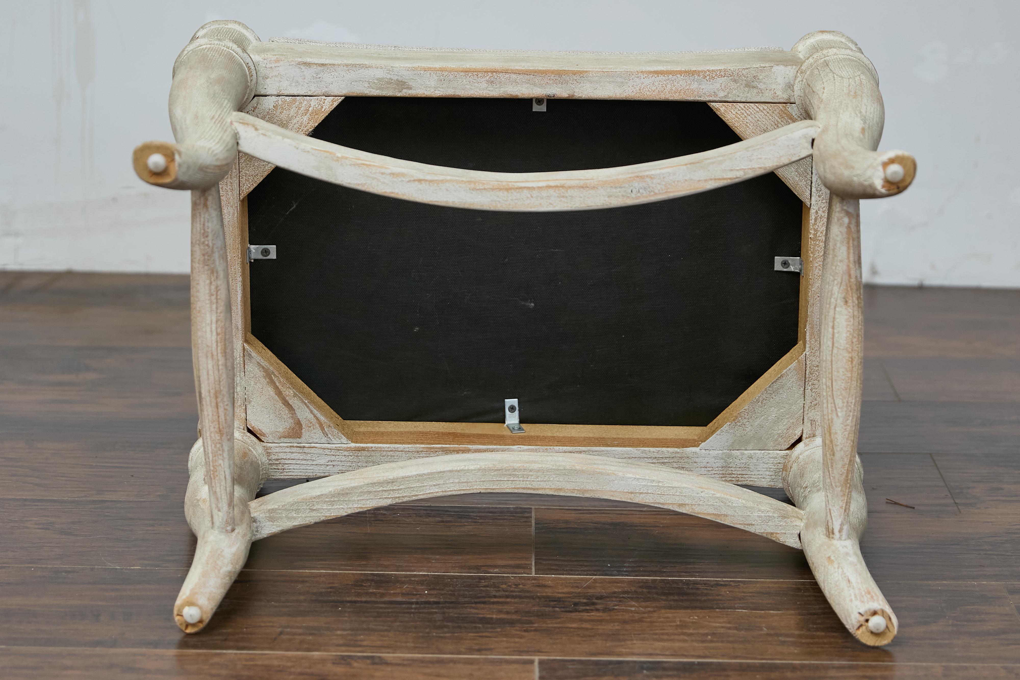 Sgabello francese di metà secolo con gambe ricurve e tappezzeria personalizzata in vendita 3