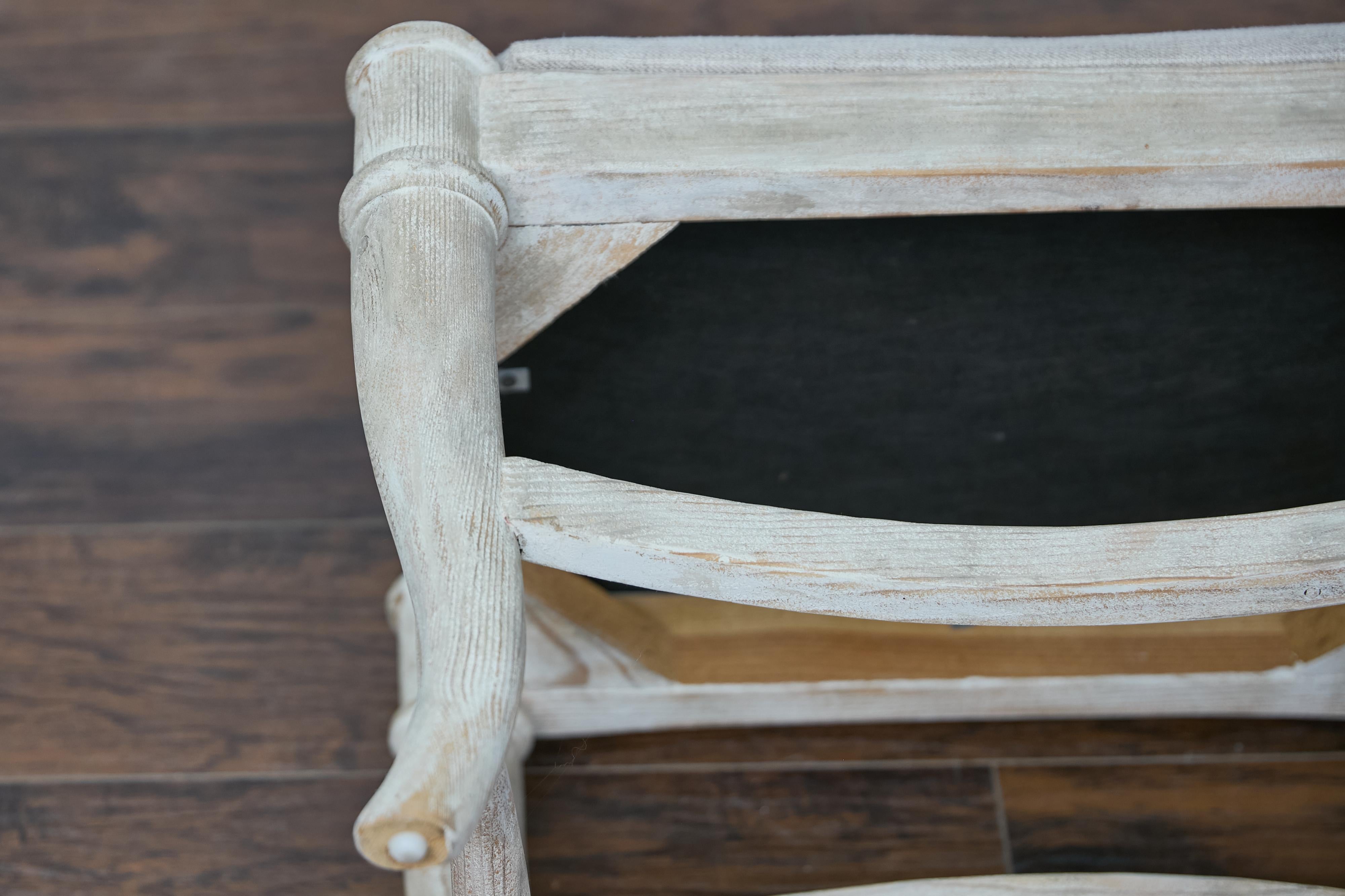 Sgabello francese di metà secolo con gambe ricurve e tappezzeria personalizzata in vendita 5