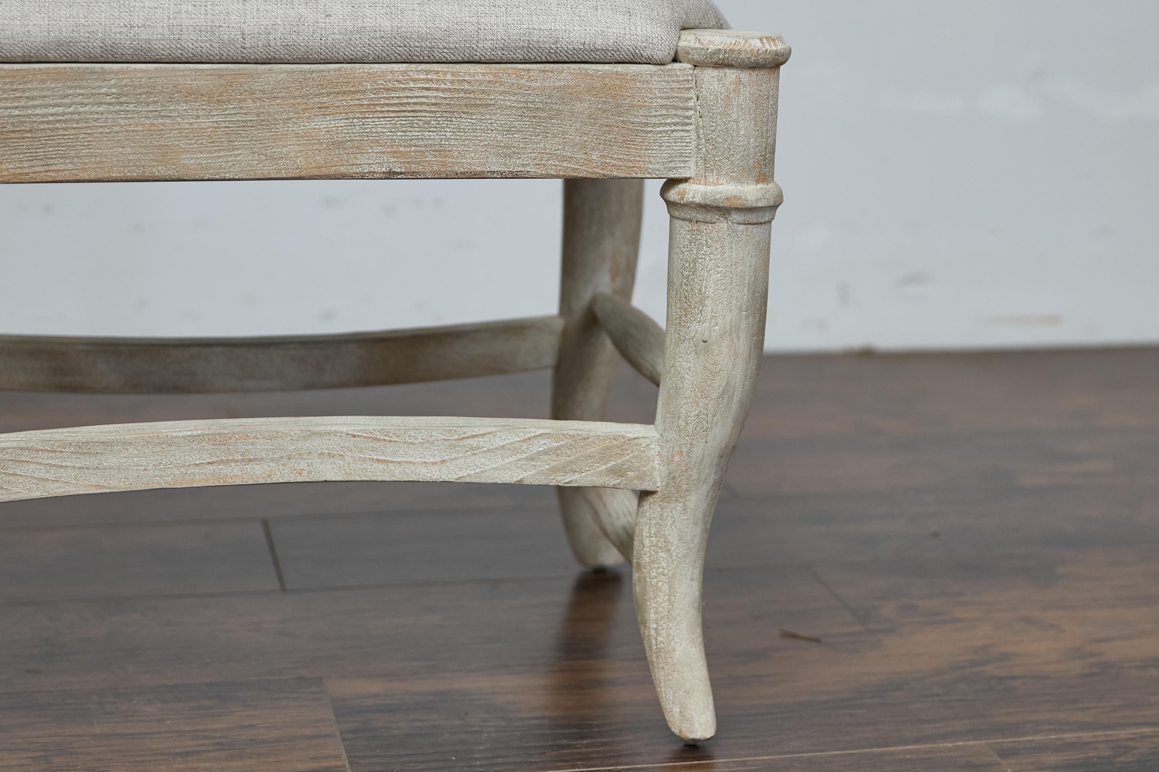 Mid-Century moderno Sgabello francese di metà secolo con gambe ricurve e tappezzeria personalizzata in vendita