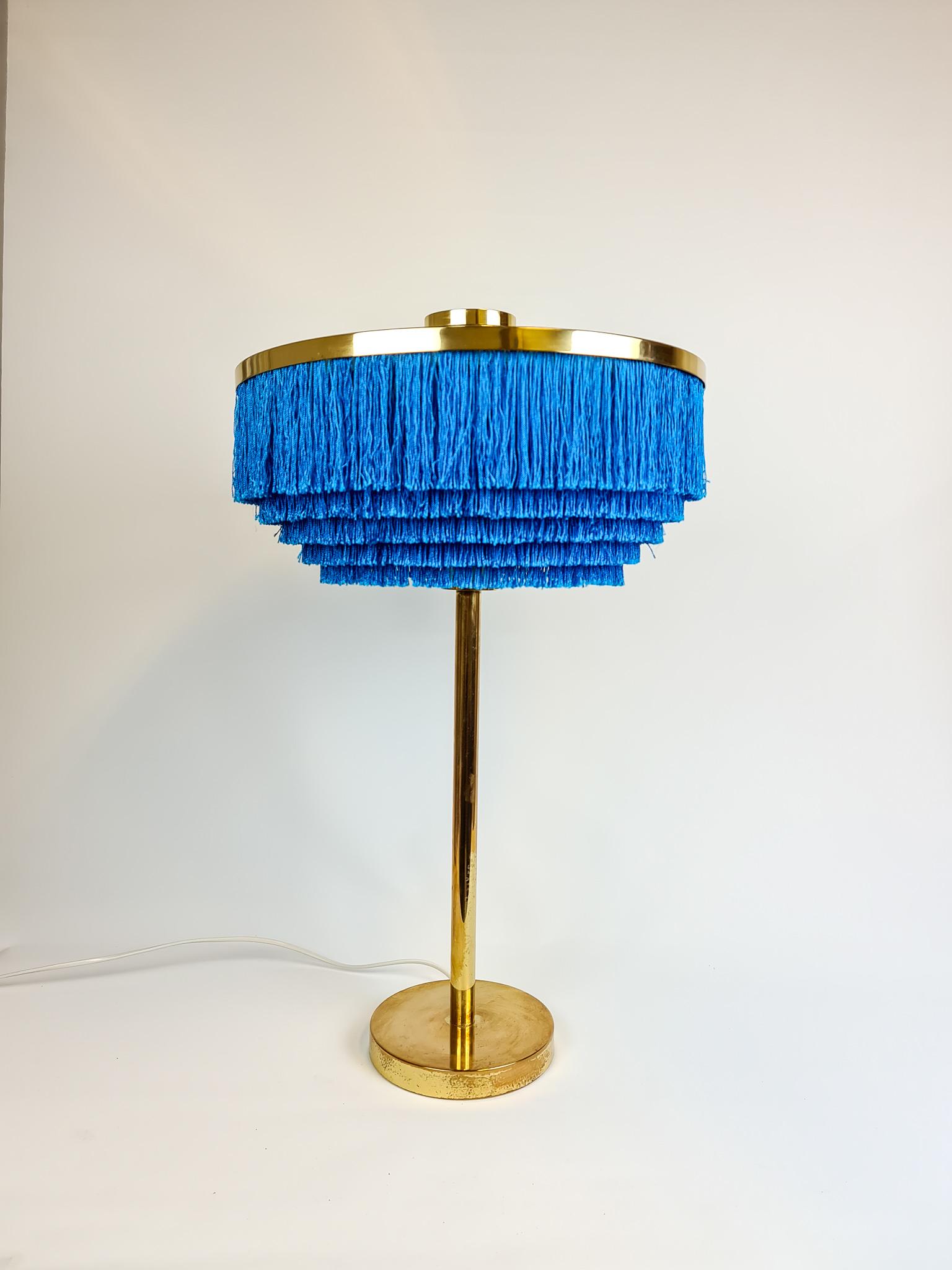 Rare table lamp model B-138 designed by Hans-Agne Jakobsson. Produced by Hans-Agne Jakobsson in Markaryd, Sweden.
This lamp is one of the rarest and most sought-after models in Hans-Agne’s fringe series.

The overall condition is good. The