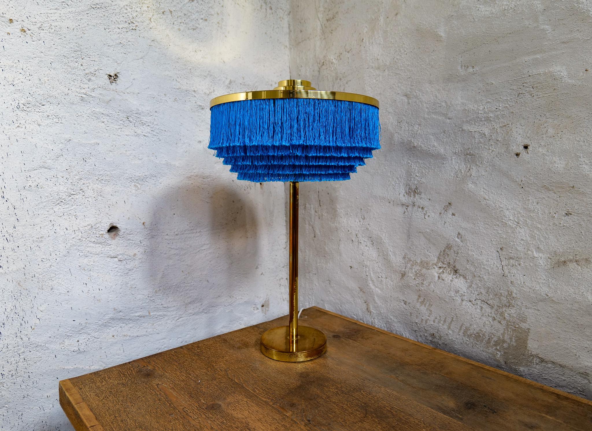 Rare table lamp model B-138 designed by Hans-Agne Jakobsson. Produced by Hans-Agne Jakobsson in Markaryd, Sweden.
This lamp is one of the rarest and most sought-after models in Hans-Agne’s fringe series.

Good vintage condition. The fringes are