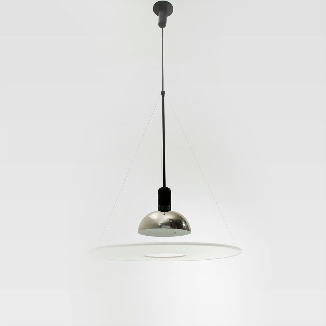 Chandelier produced in the 1970s by Flos on a project by Achille Castiglioni.
Suspension lamp with direct light, diffused and reflected.
Diffuser plate in injection-molded opaque polymethylmethacrylate, attached to the body of the device by three