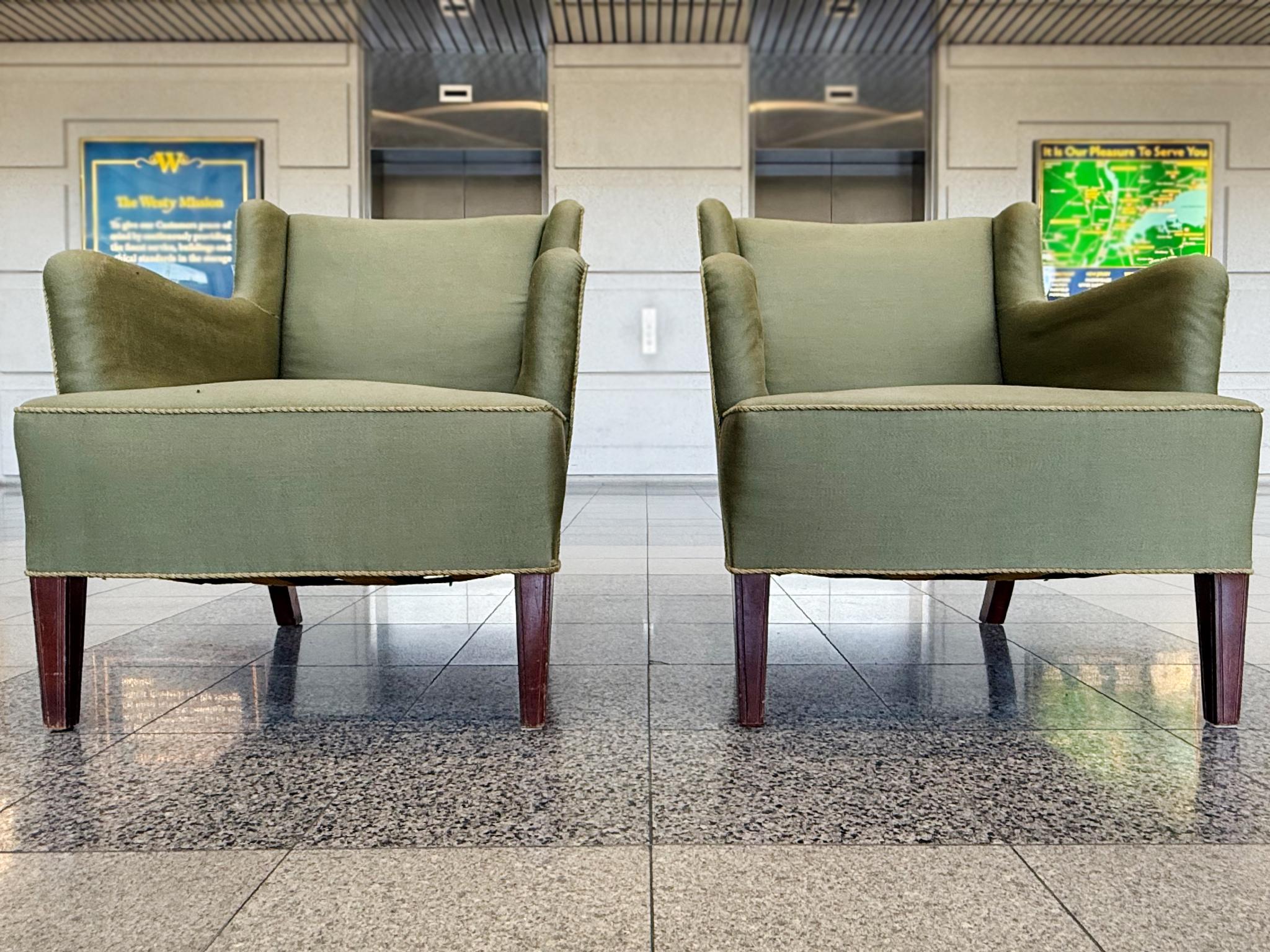 Pareja de sillones Frits Henningsen de mediados de siglo en Bueno estado para la venta en New York, NY