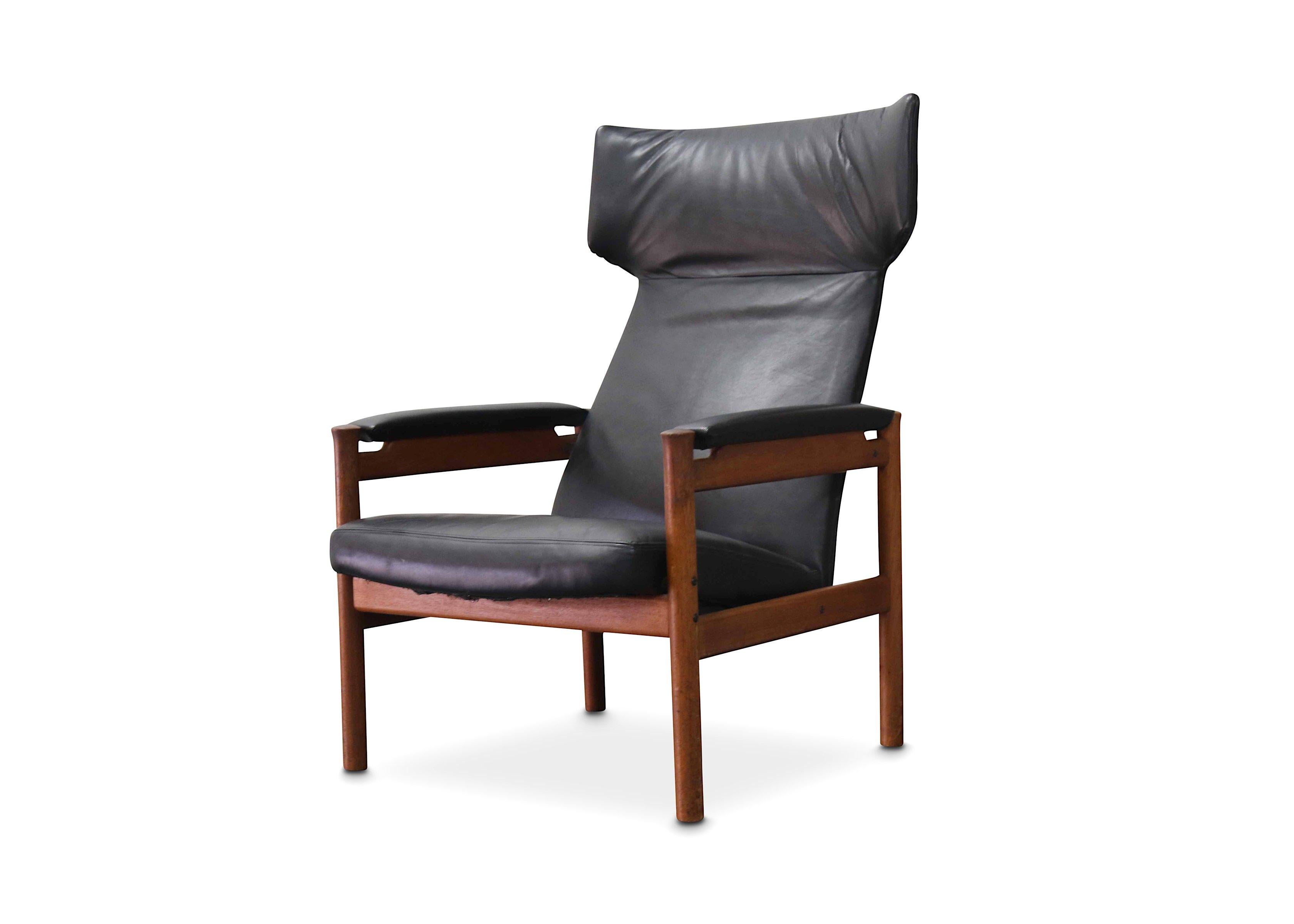 Midcentury Soren Hansen for Fritz Hansen, Denmark, a model 4365 wing armchair circa 1960s, teak frame, black leather, bearing maker's label.

Dimensions:

Height 43