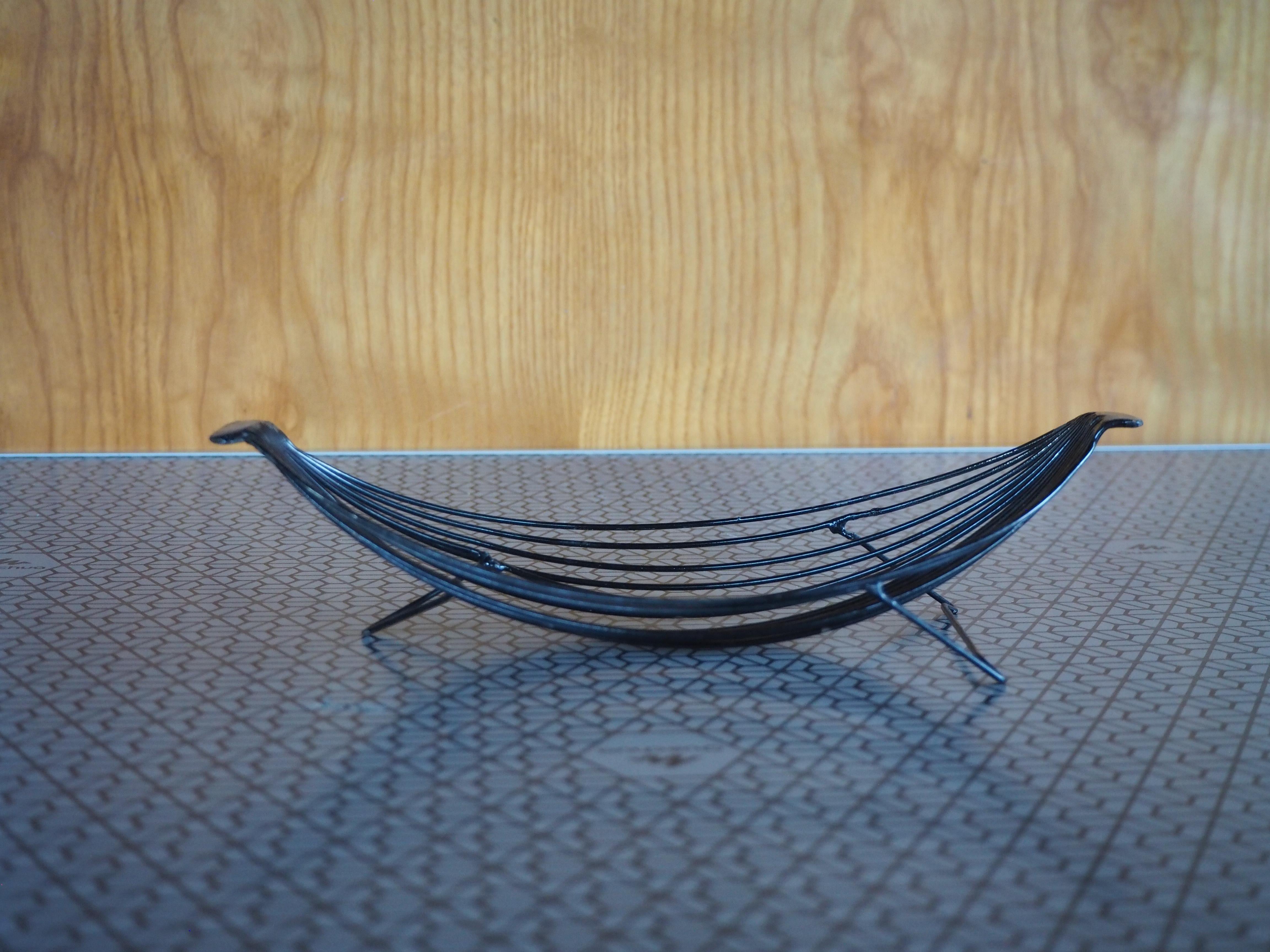 Metallo Ciotola in metallo da frutta del Medioevo, Europa, anni '70 in vendita