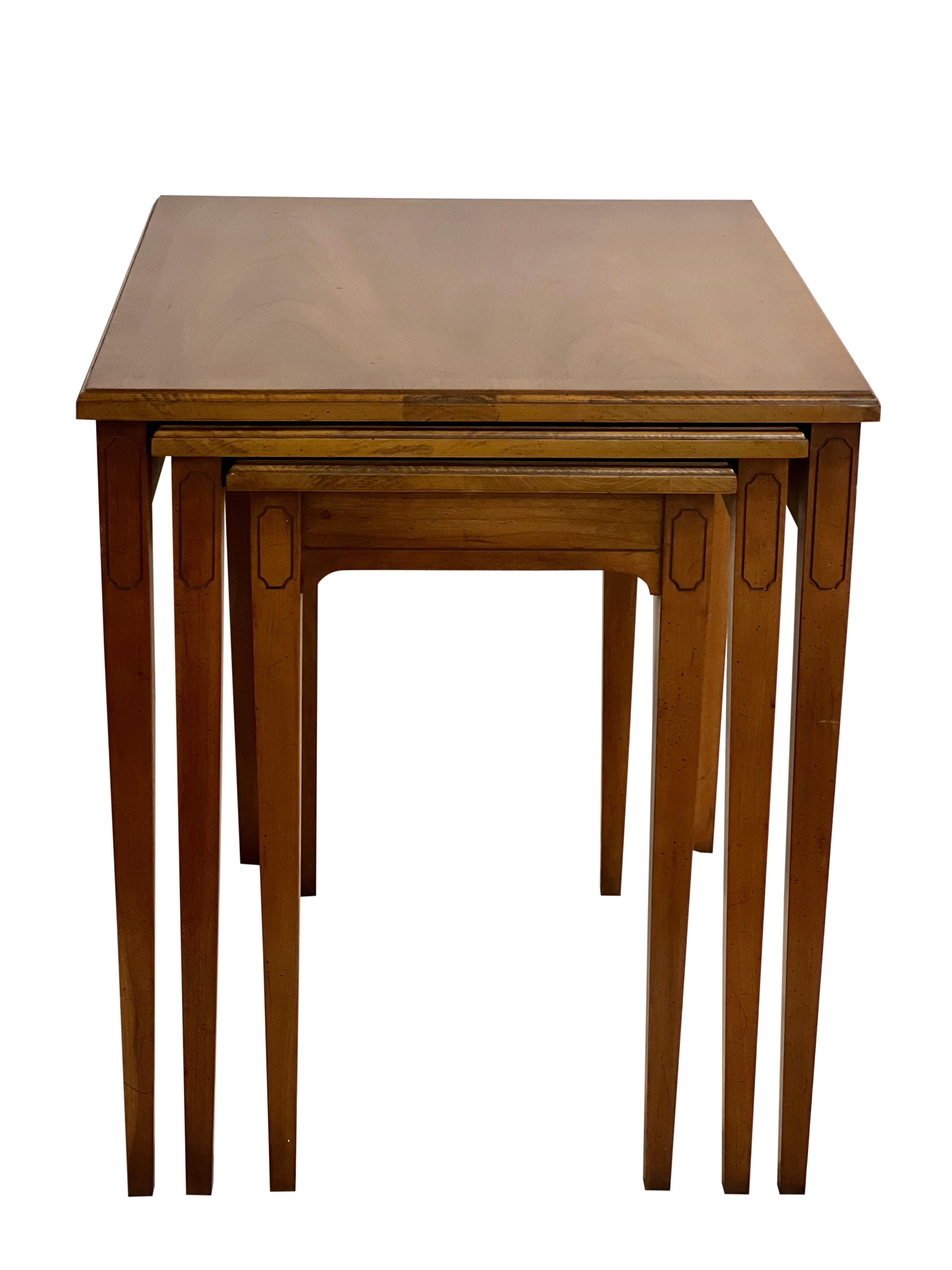 Mid-Century Modern Tables gigognes en bois fruitier du milieu du siècle dernier par Heritage, lot de 3 en vente