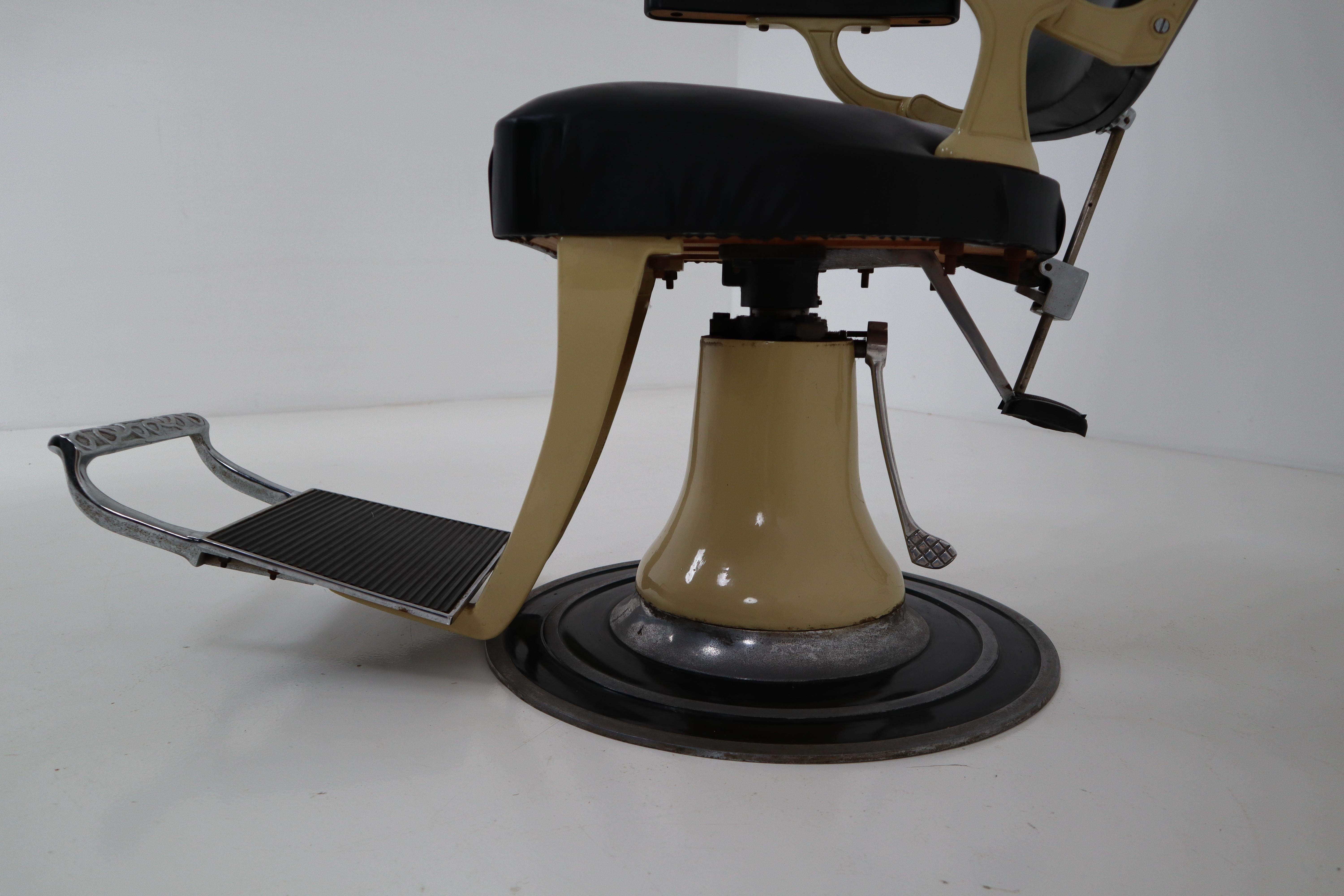 Midcentury Full, Functional Barber, Dentist Chair from the 1930s, France In Good Condition In Almelo, NL