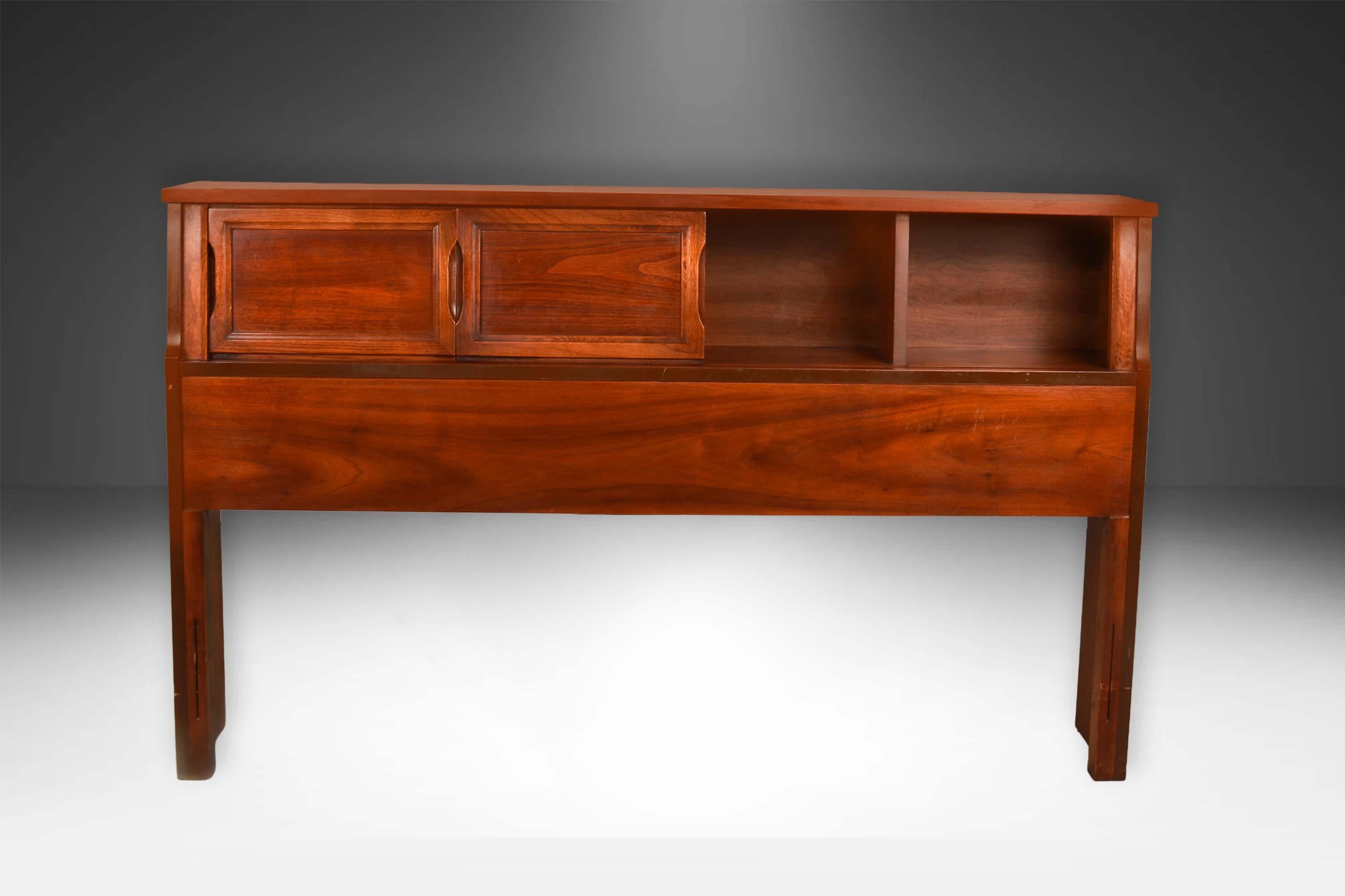 MidCentury Full Headboard Storage Bookcase (Moderne der Mitte des Jahrhunderts) im Angebot