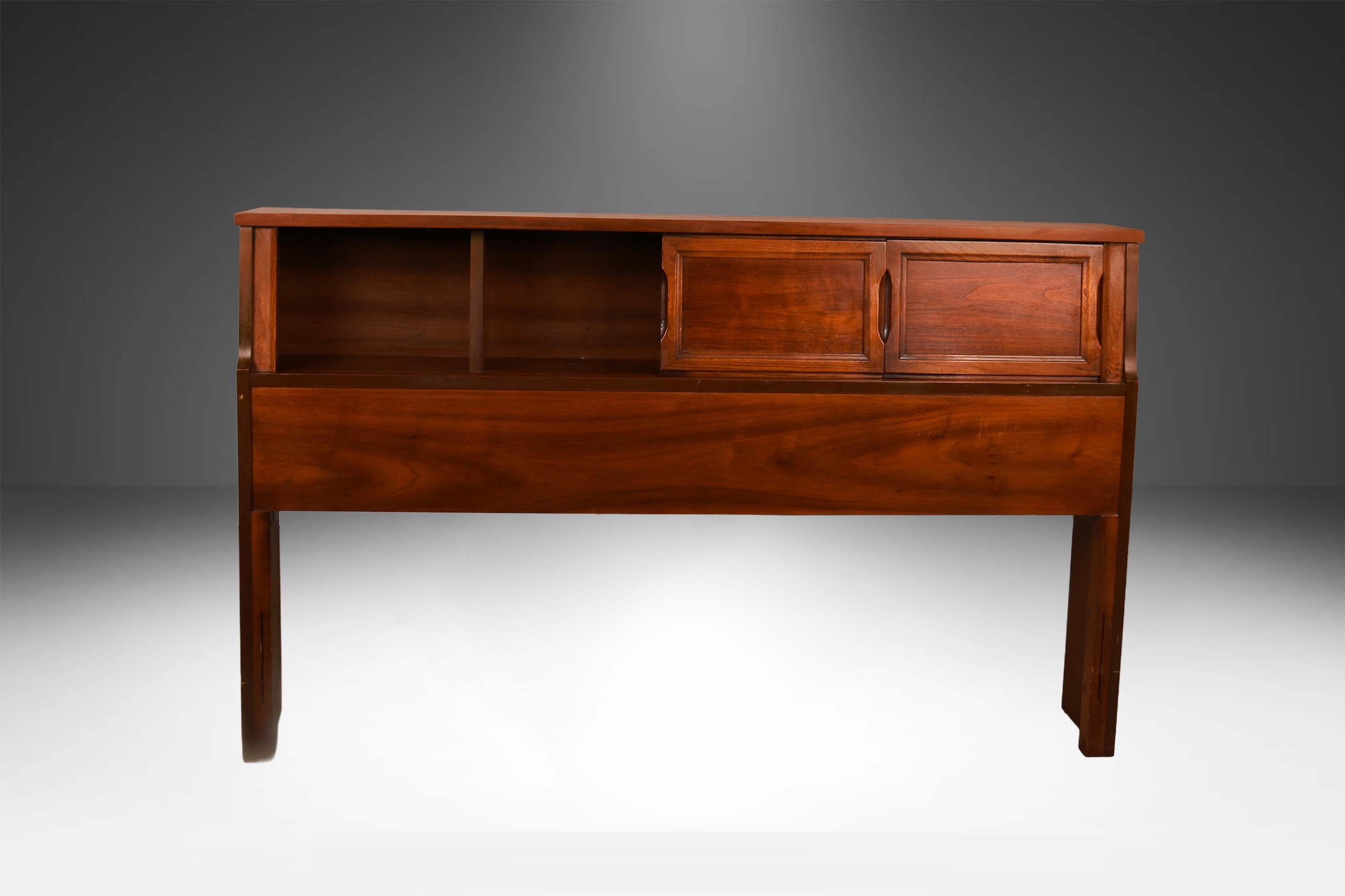 MidCentury Full Headboard Storage Bookcase (amerikanisch) im Angebot