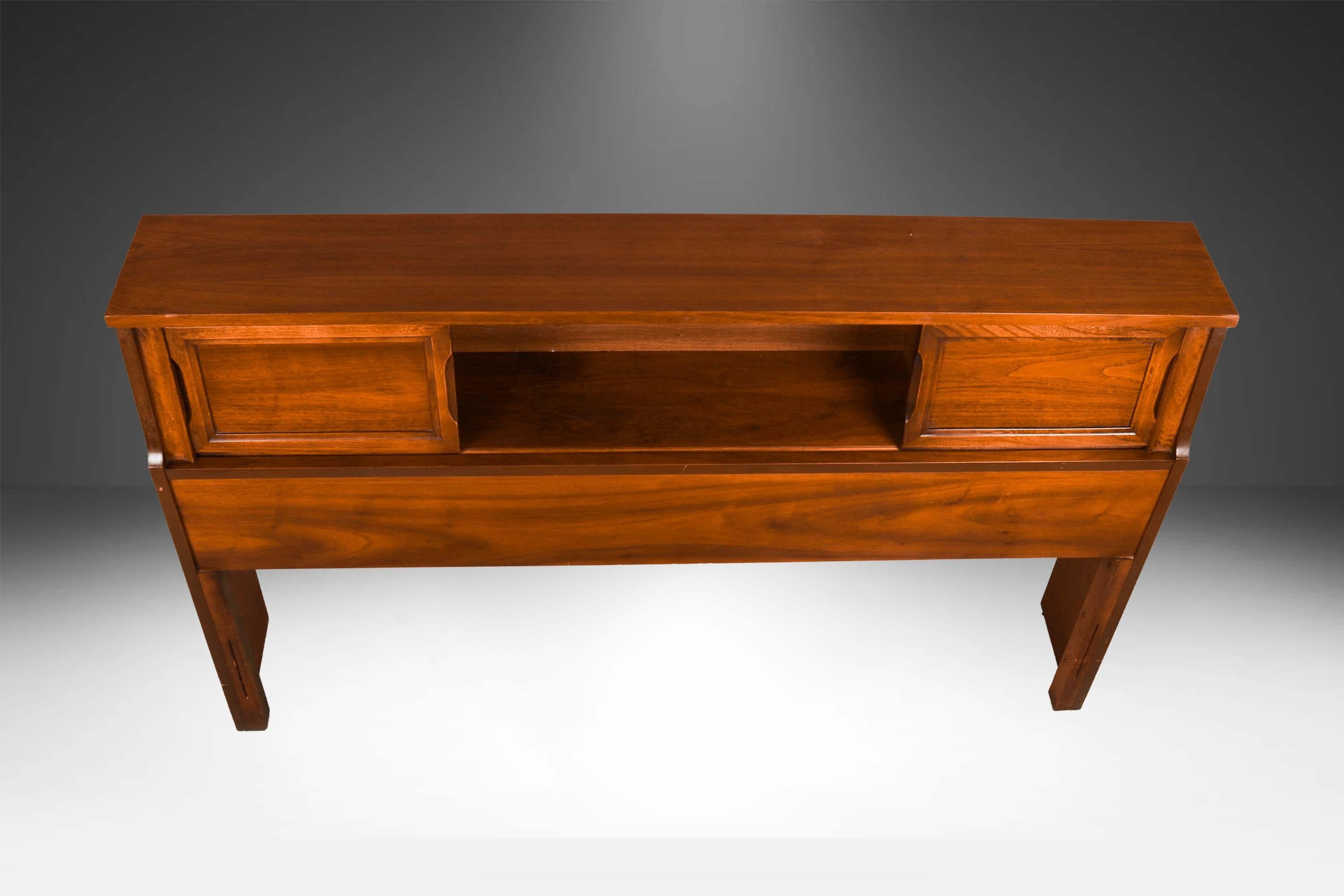 MidCentury Full Headboard Storage Bookcase (Mitte des 20. Jahrhunderts) im Angebot