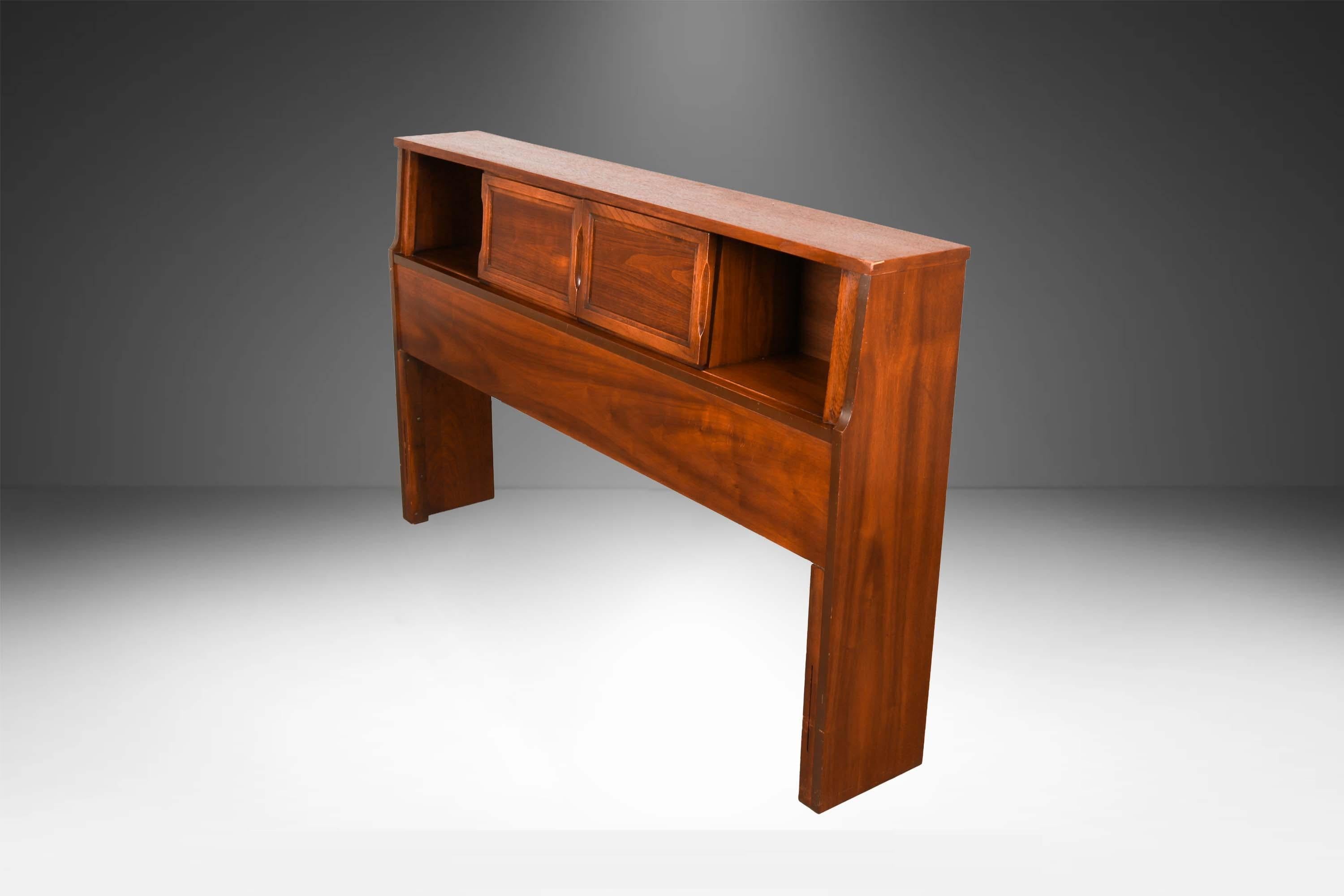 MidCentury Full Headboard Storage Bookcase im Angebot 2