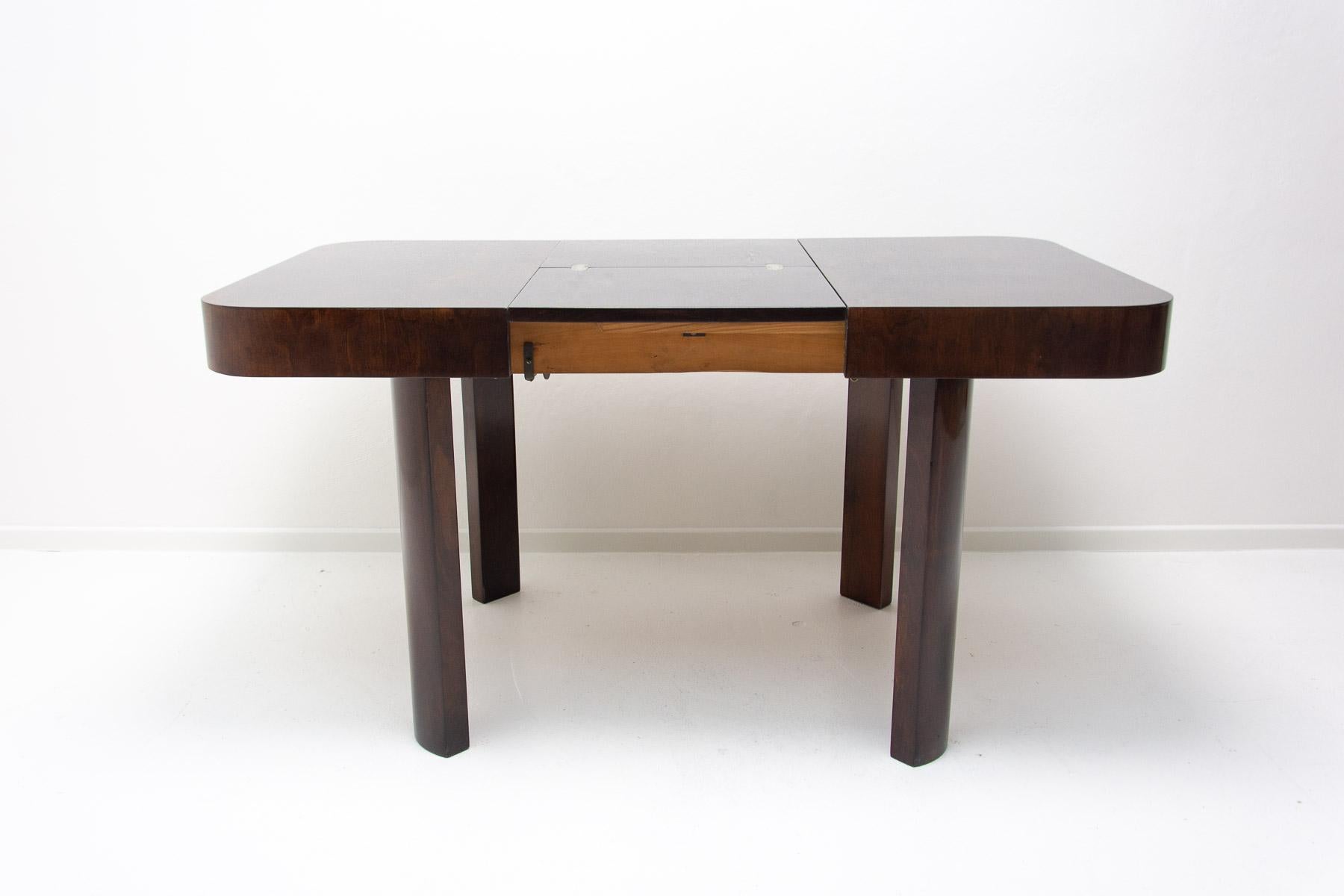  Midcentury Fully renovated adjustable walnut dining table by Jindrich Halabala. 6