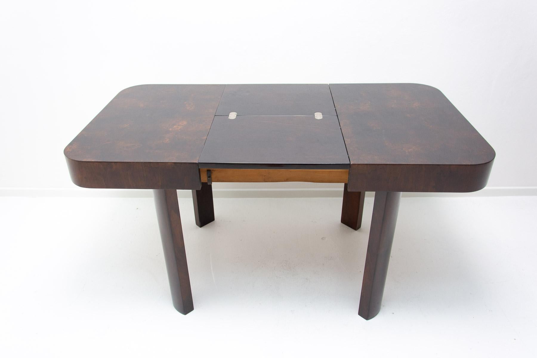 Midcentury Fully renovated adjustable walnut dining table by Jindrich Halabala. 7