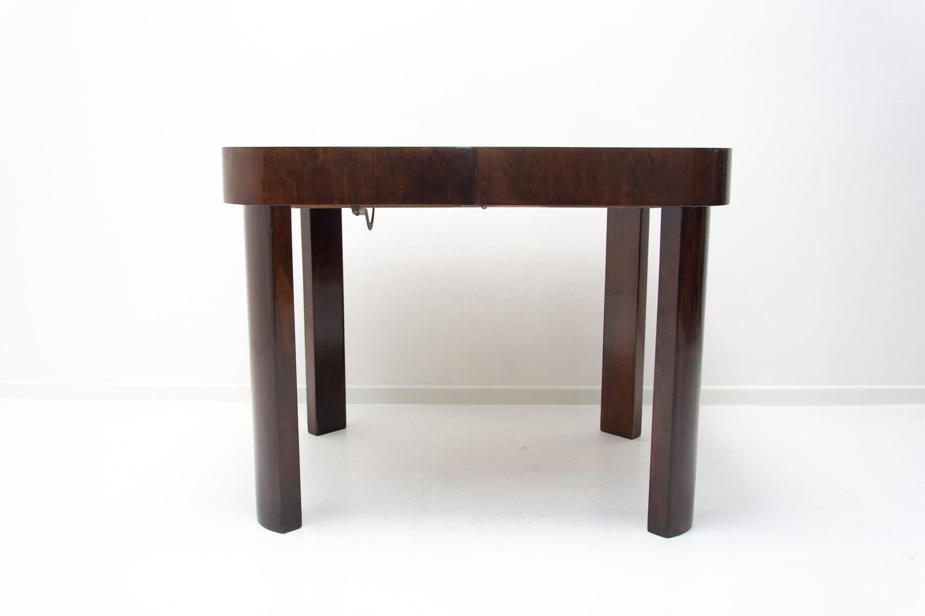  Midcentury Fully renovated adjustable walnut dining table by Jindrich Halabala. 12