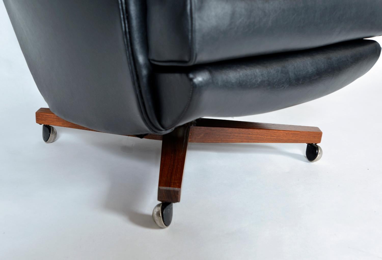 Midcentury G Plan E.Gomme 6250 'Blofeld' Swivel Tilt Lounge Armchair UK 1960 For Sale 10