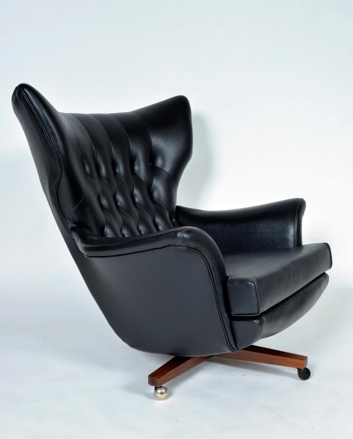 British Midcentury G Plan E.Gomme 6250 'Blofeld' Swivel Tilt Lounge Armchair UK 1960 For Sale