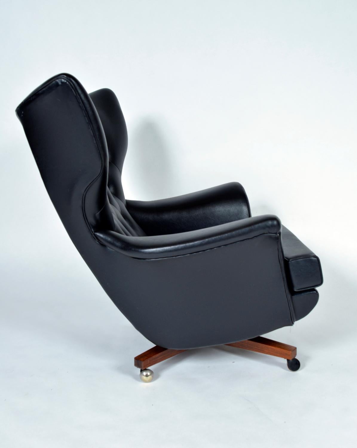 Midcentury G Plan E.Gomme 6250 'Blofeld' Swivel Tilt Lounge Armchair UK 1960 In Good Condition For Sale In Sherborne, Dorset