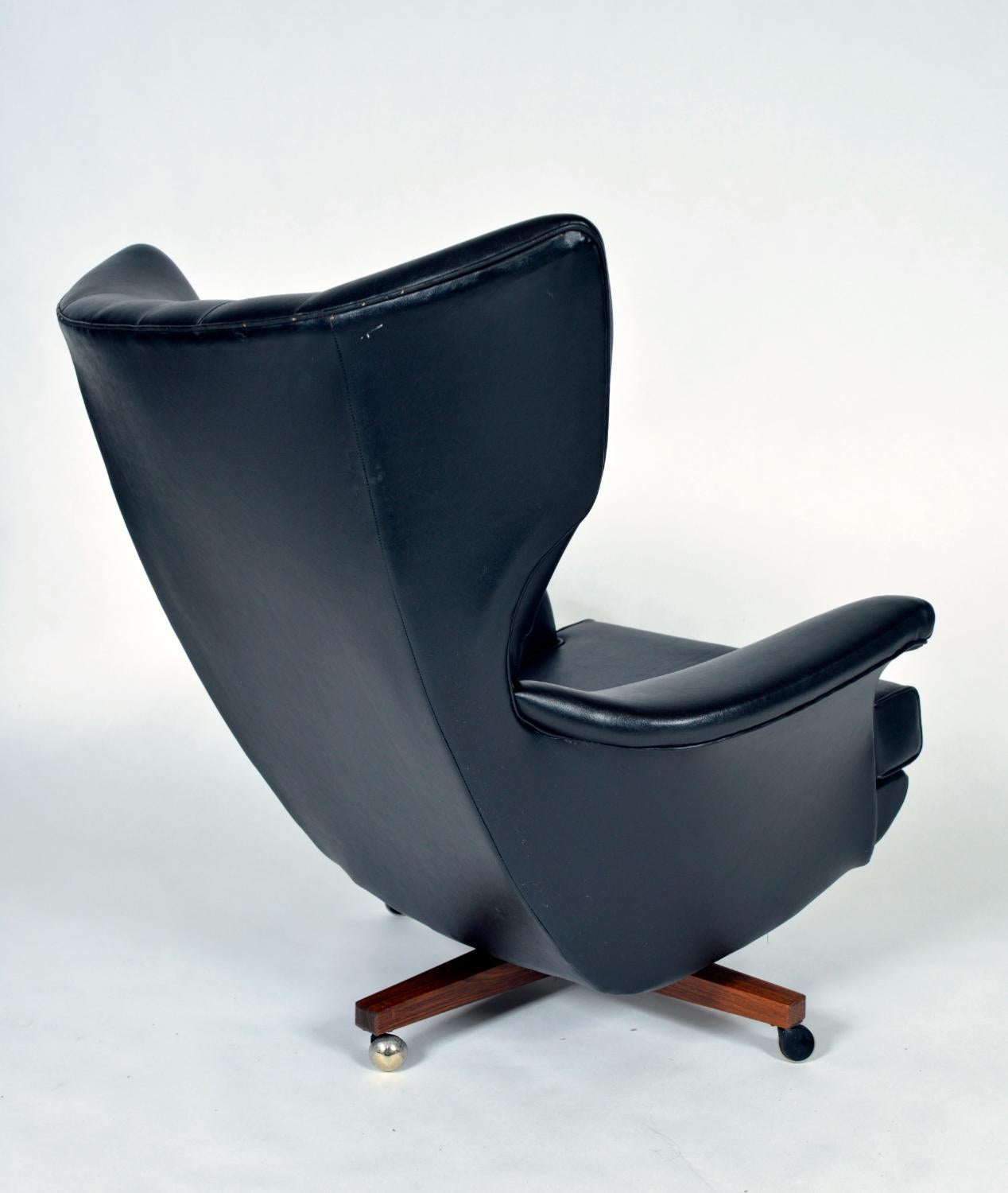 20th Century Midcentury G Plan E.Gomme 6250 'Blofeld' Swivel Tilt Lounge Armchair UK 1960 For Sale