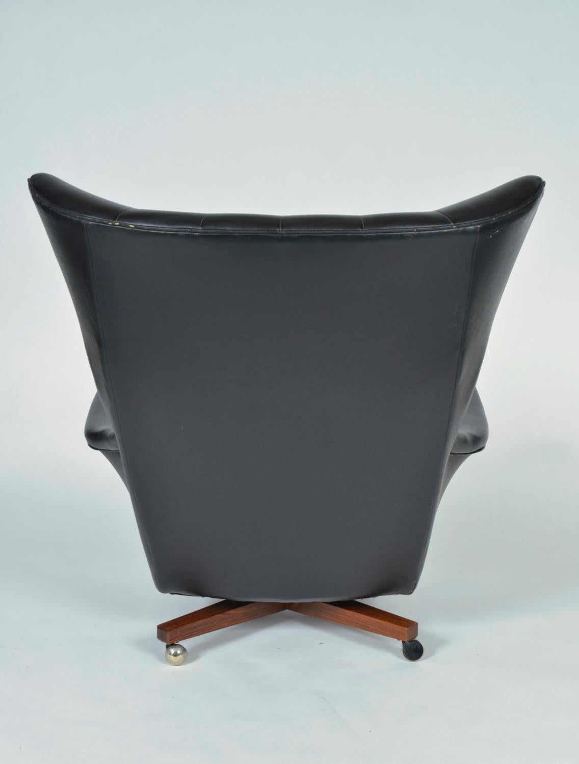 Naugahyde Midcentury G Plan E.Gomme 6250 'Blofeld' Swivel Tilt Lounge Armchair UK 1960 For Sale