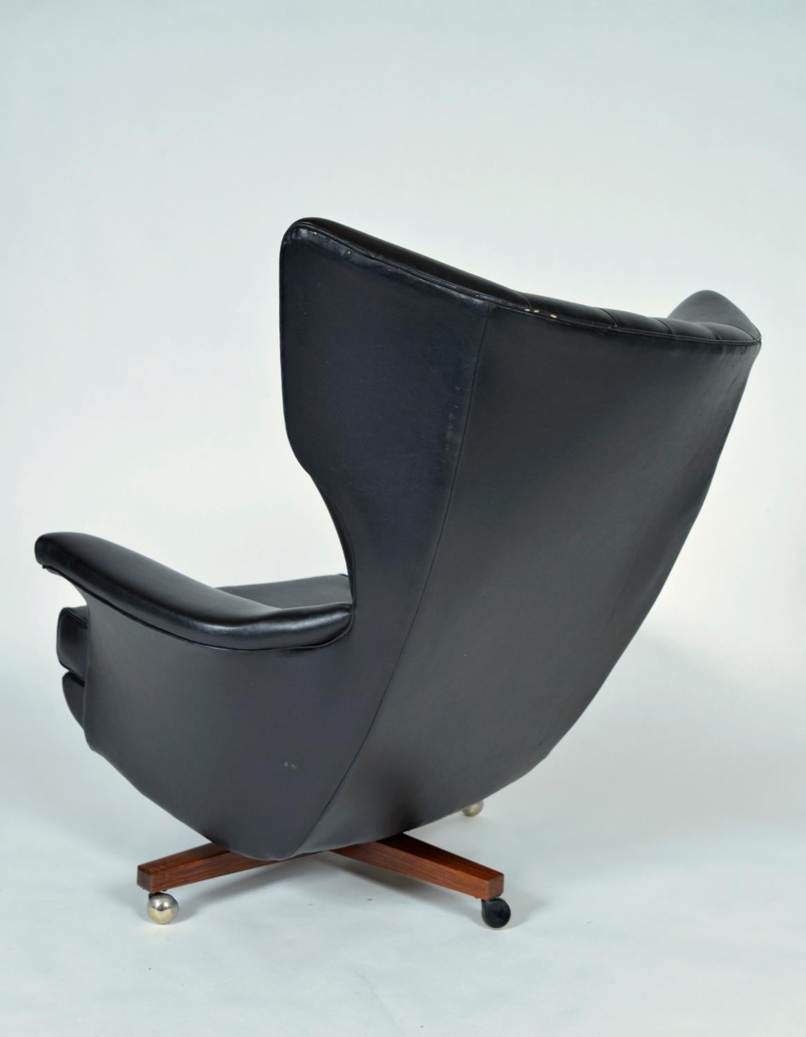 Midcentury G Plan E.Gomme 6250 'Blofeld' Swivel Tilt Lounge Armchair UK 1960 For Sale 1