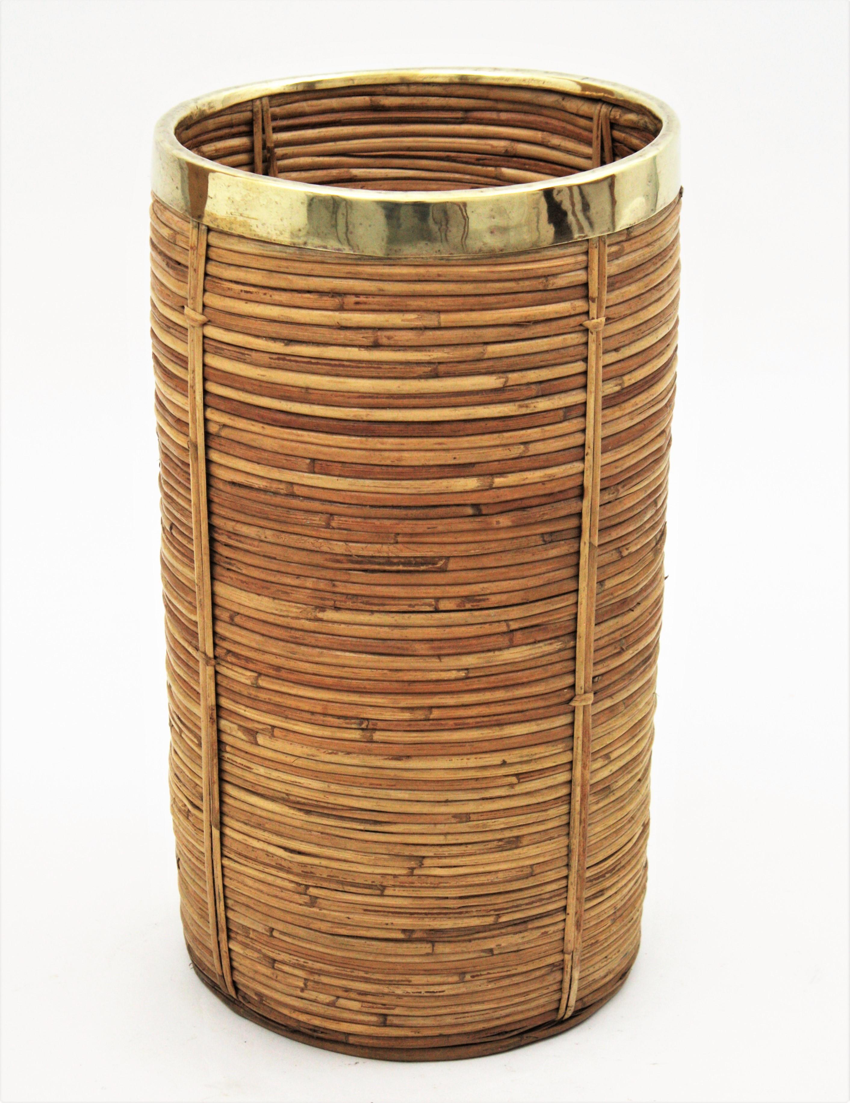 Beautiful Mid-Century Modern decorative brass and bamboo / rattan umbrella stand, tall planter or paper bin. Handcrafted in Italy, 1970s.
Round shape with gilded brass rim.
In the style of Gabriella Crespi.
This piece is in very good vintage