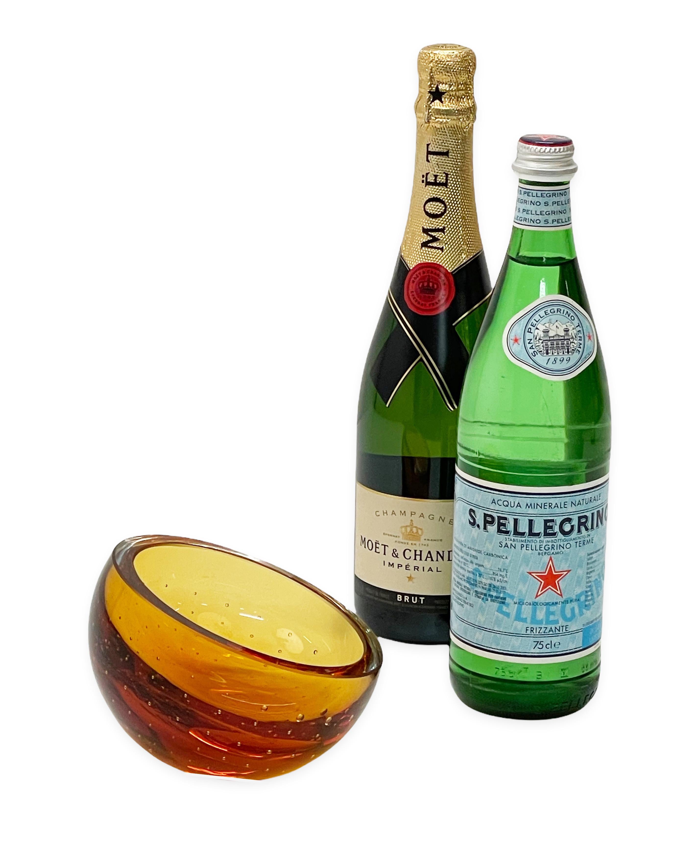 italien Bol décoratif bullicante en verre de Murano ambré Galliano Ferro du milieu du siècle, années 1960 en vente