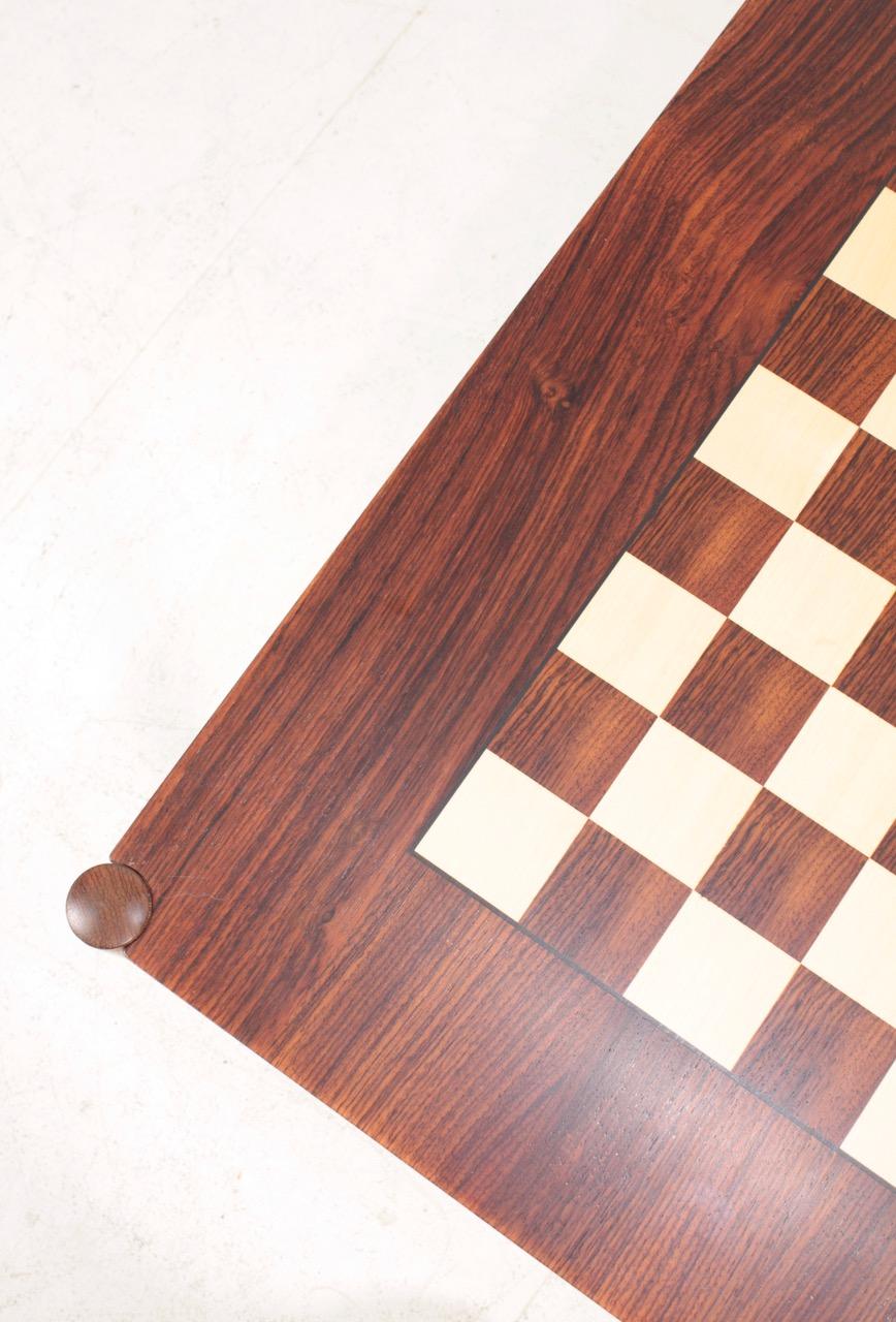 Table de jeu en bois de rose, conçue et fabriquée par Georg Petersen. Excellent état d'origine.