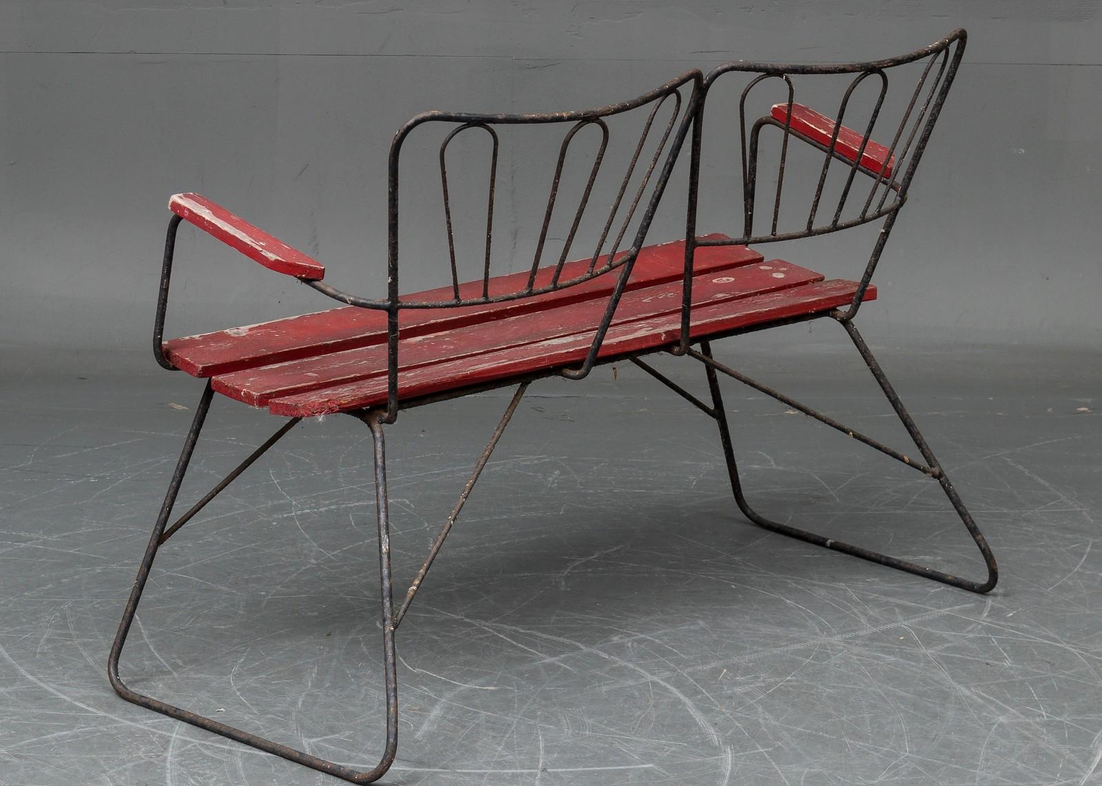Steel frame with wood slats, made in Denmark in the 1950s.
Delivery time 2-3 weeks.
