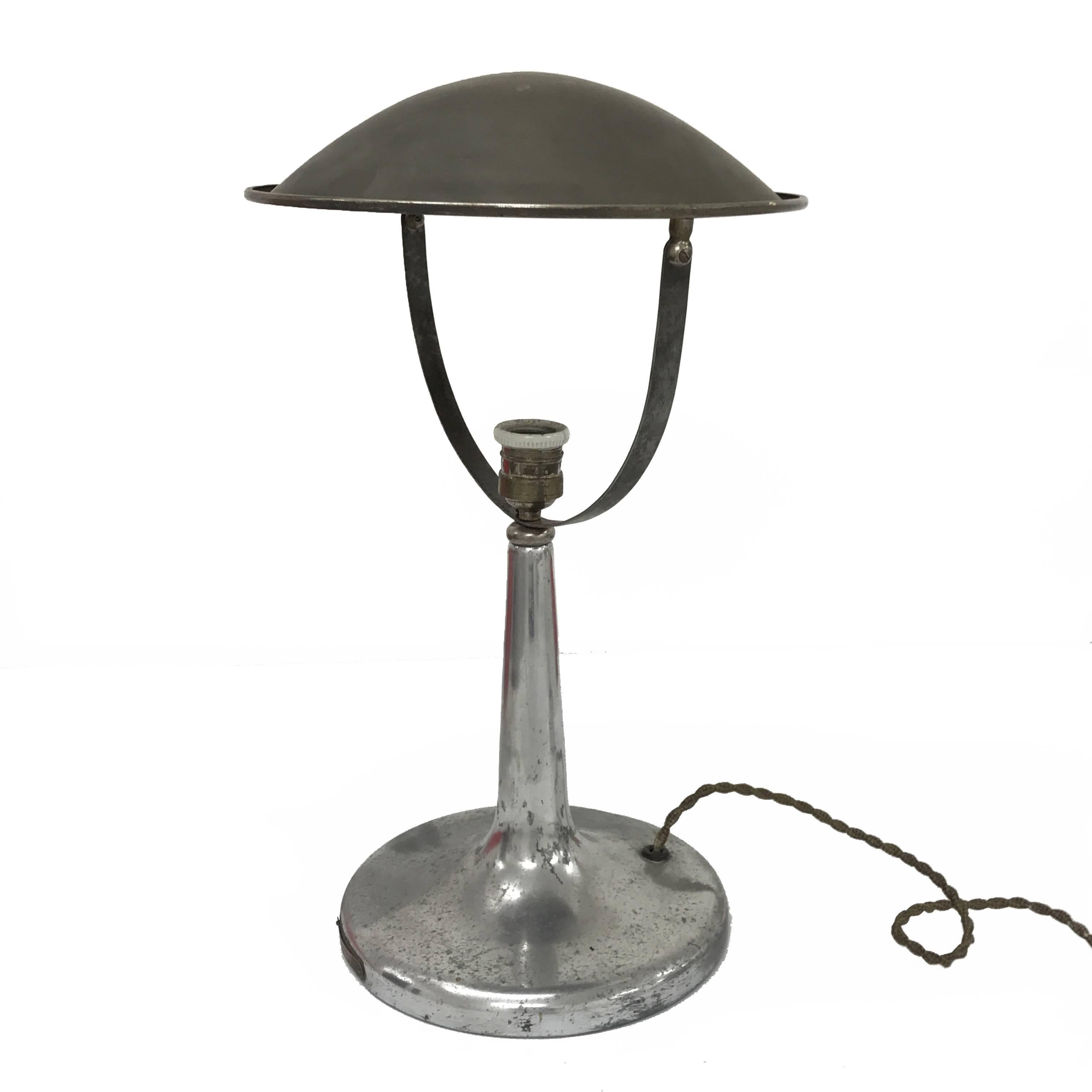 Amazing midcentury adjustable table lamp, the 1940s. This fantastic item was designed by Gardoncini for Zerowatt in Italy during the 1940s.

This item is made of green and pure metal and has an adjustable both in height and inclination round
