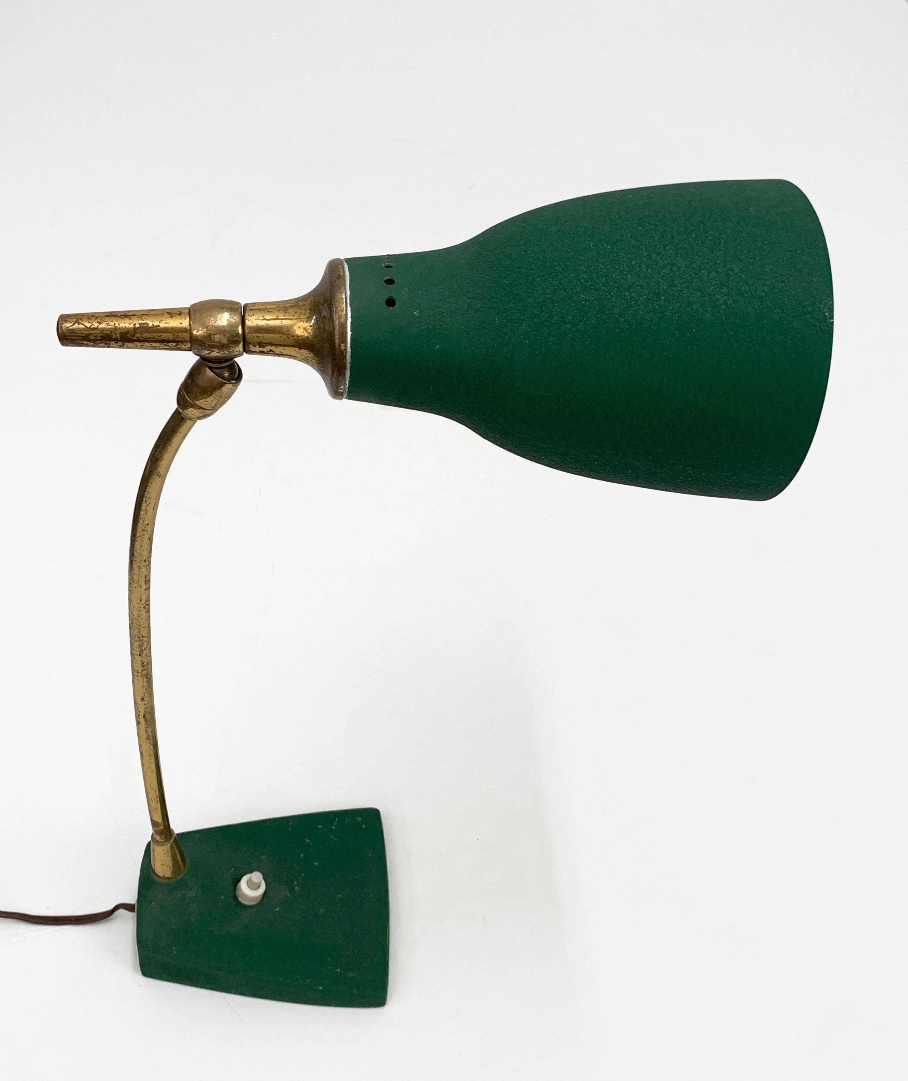 Mitte des Jahrhunderts Gebrüder Cosack Verstellbare Tischlampe aus grünem Messing und Gusseisen 1950er Jahre im Angebot 3