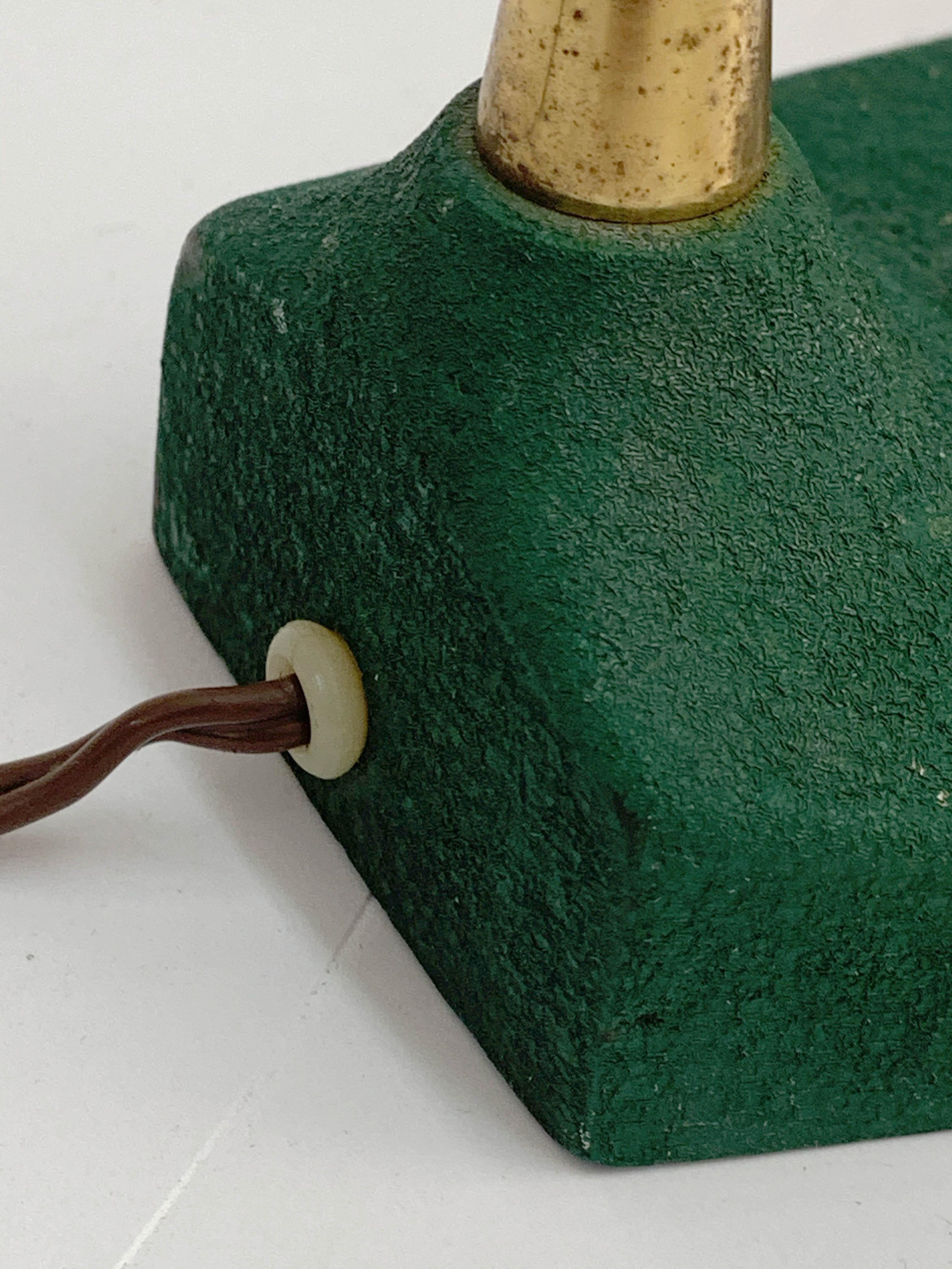 Mitte des Jahrhunderts Gebrüder Cosack Verstellbare Tischlampe aus grünem Messing und Gusseisen 1950er Jahre im Angebot 4
