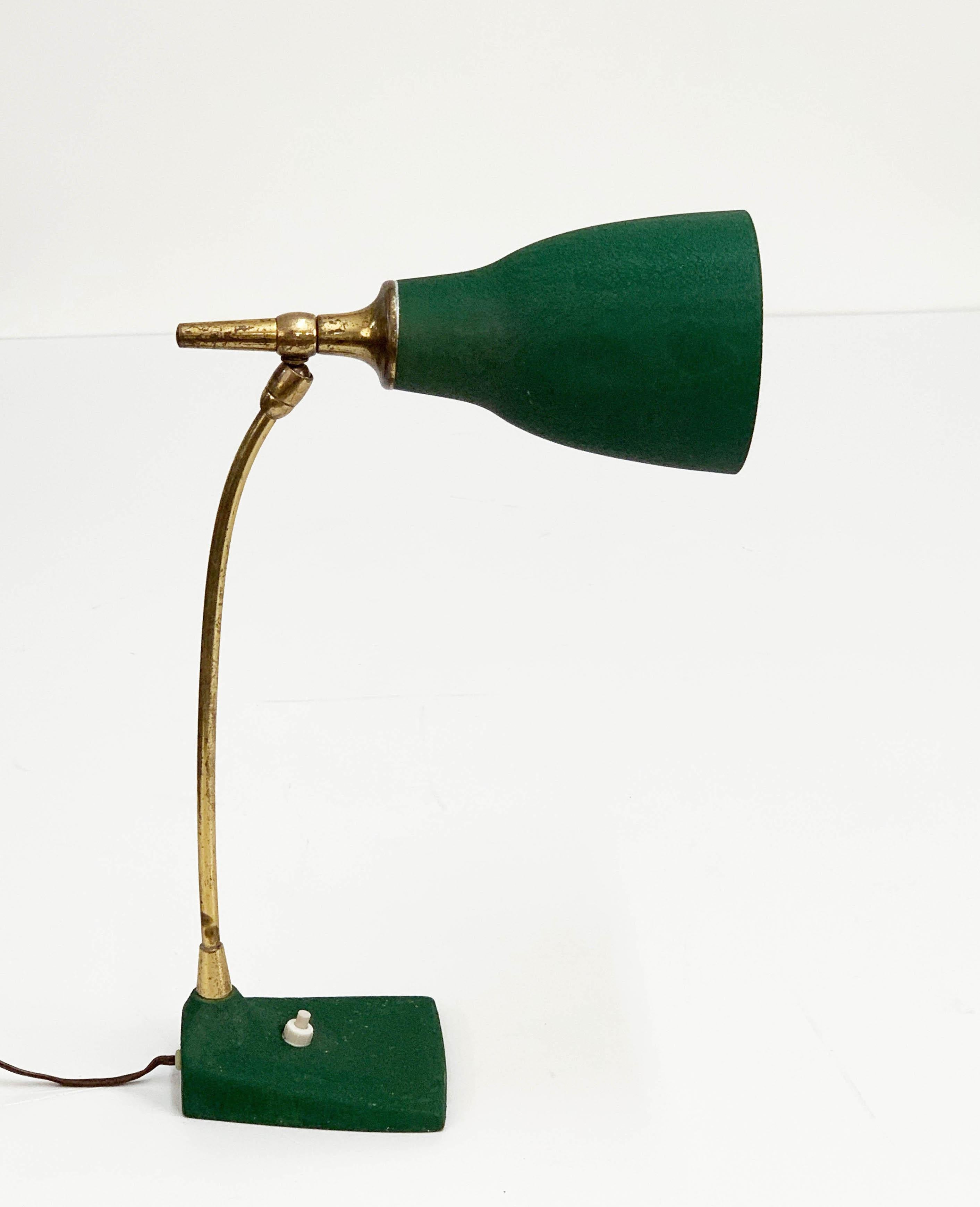 Mitte des Jahrhunderts Gebrüder Cosack Verstellbare Tischlampe aus grünem Messing und Gusseisen 1950er Jahre im Angebot 7