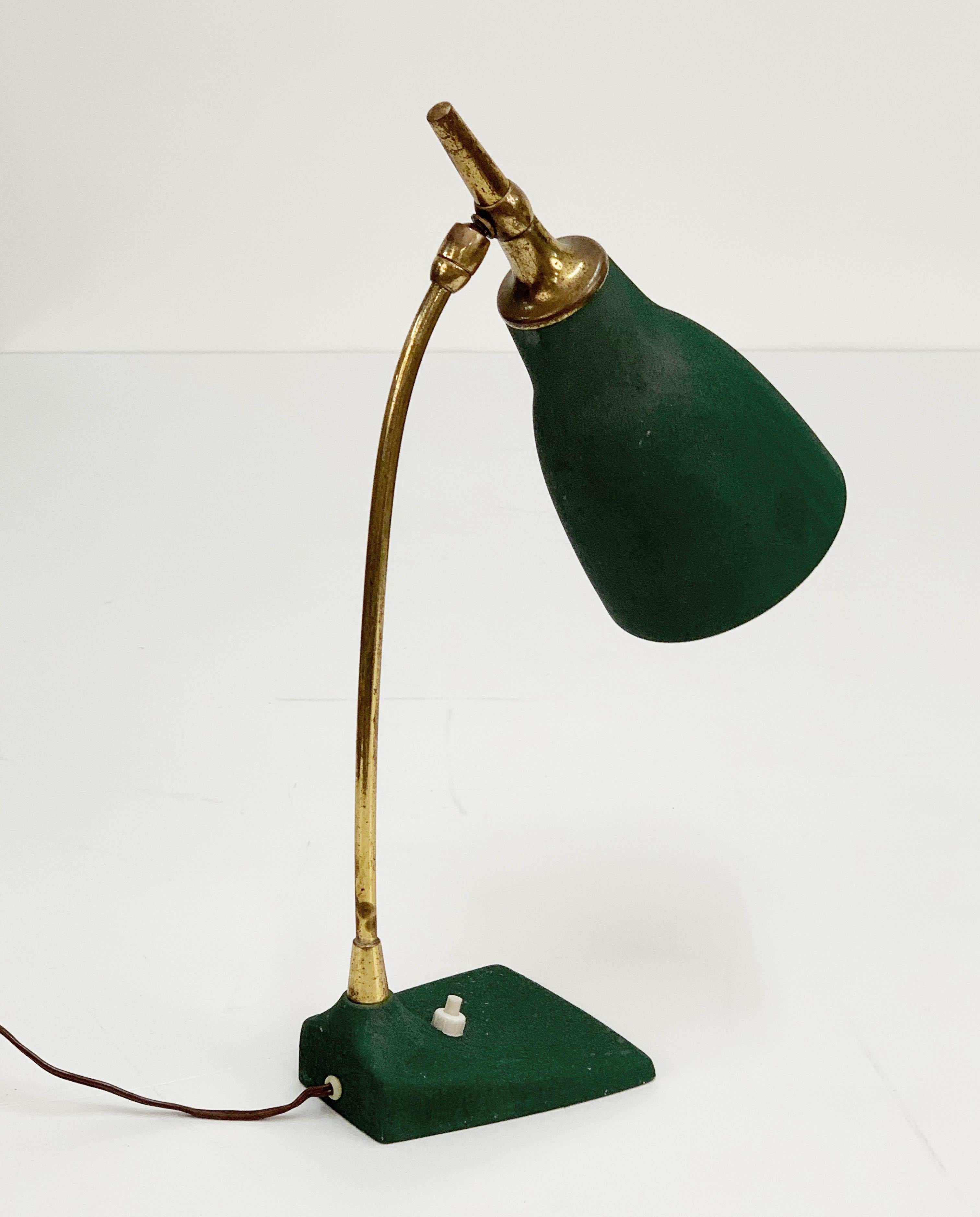 Mitte des Jahrhunderts Gebrüder Cosack Verstellbare Tischlampe aus grünem Messing und Gusseisen 1950er Jahre im Angebot 8