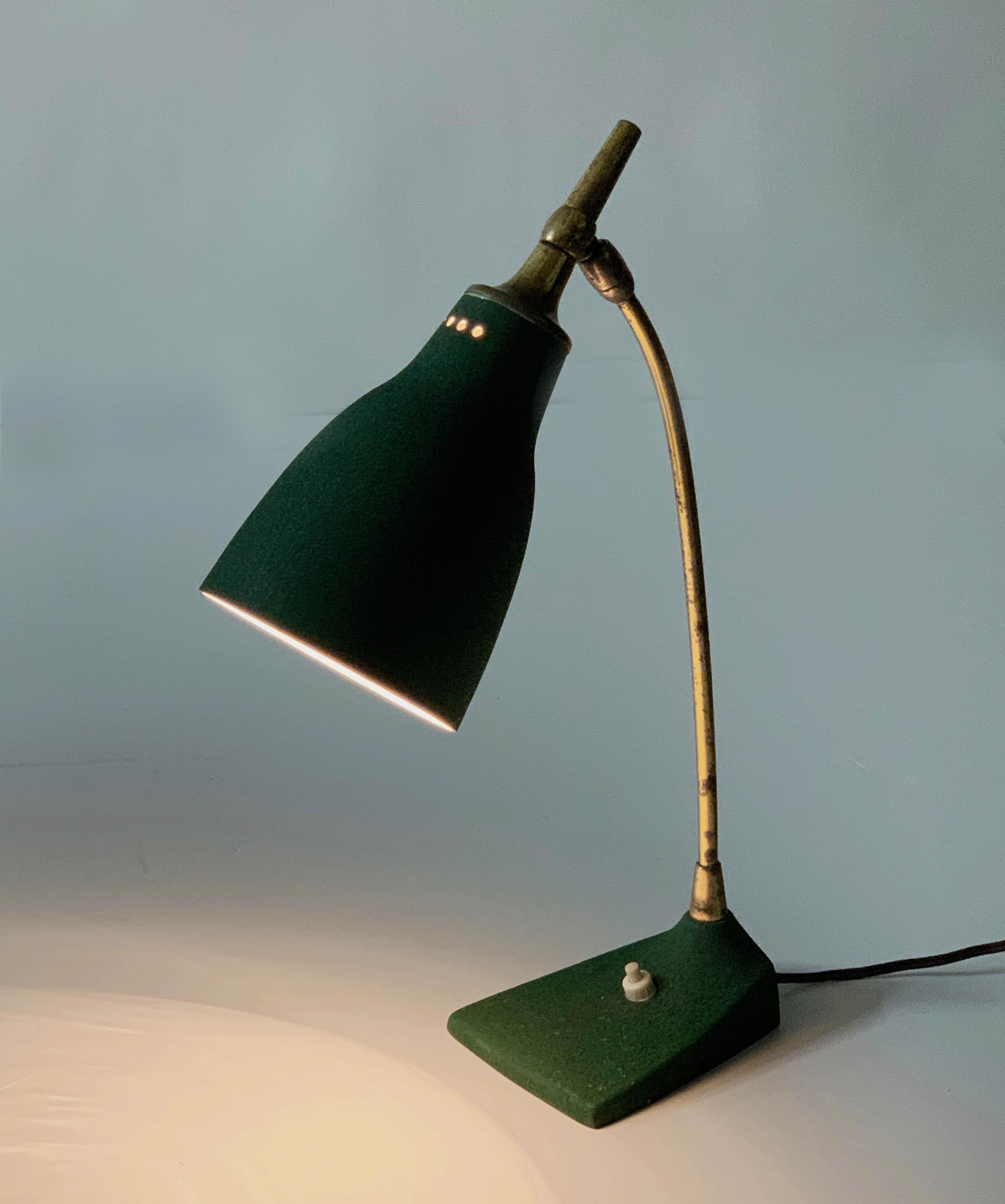 Mitte des Jahrhunderts Gebrüder Cosack Verstellbare Tischlampe aus grünem Messing und Gusseisen 1950er Jahre (Deutsch) im Angebot