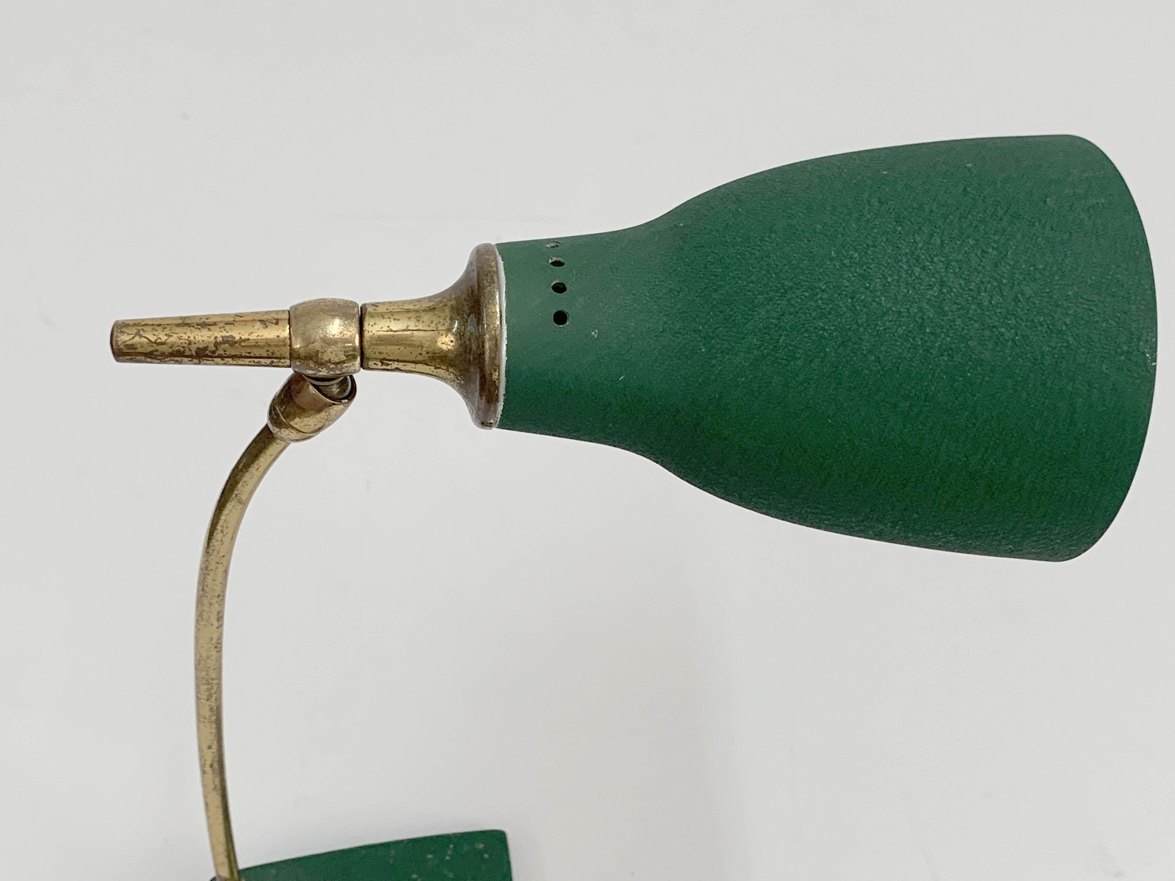 Mitte des Jahrhunderts Gebrüder Cosack Verstellbare Tischlampe aus grünem Messing und Gusseisen 1950er Jahre (Metall) im Angebot