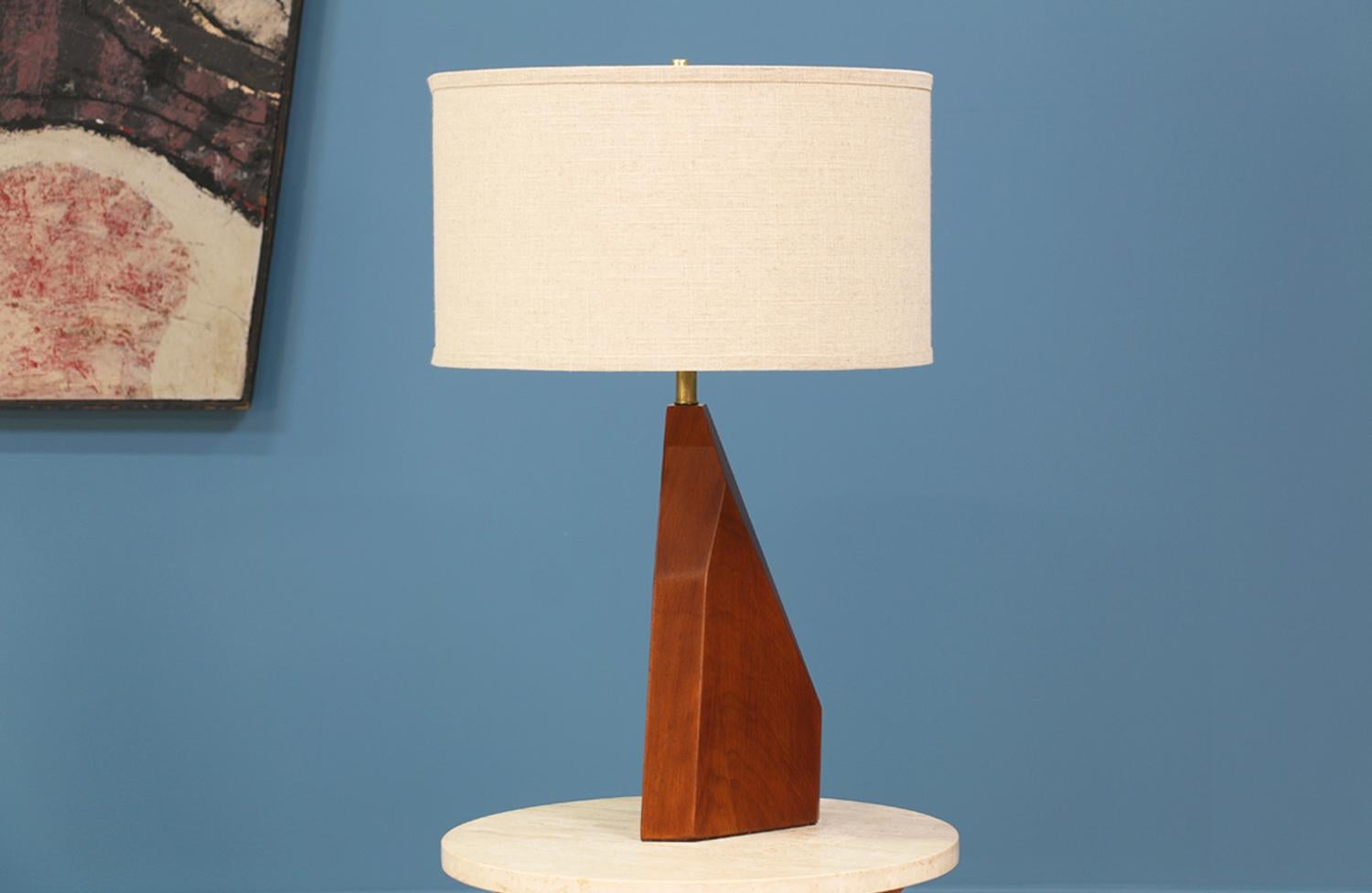 Midcentury Geometric Walnut Table Lamp In Excellent Condition In Los Angeles, CA