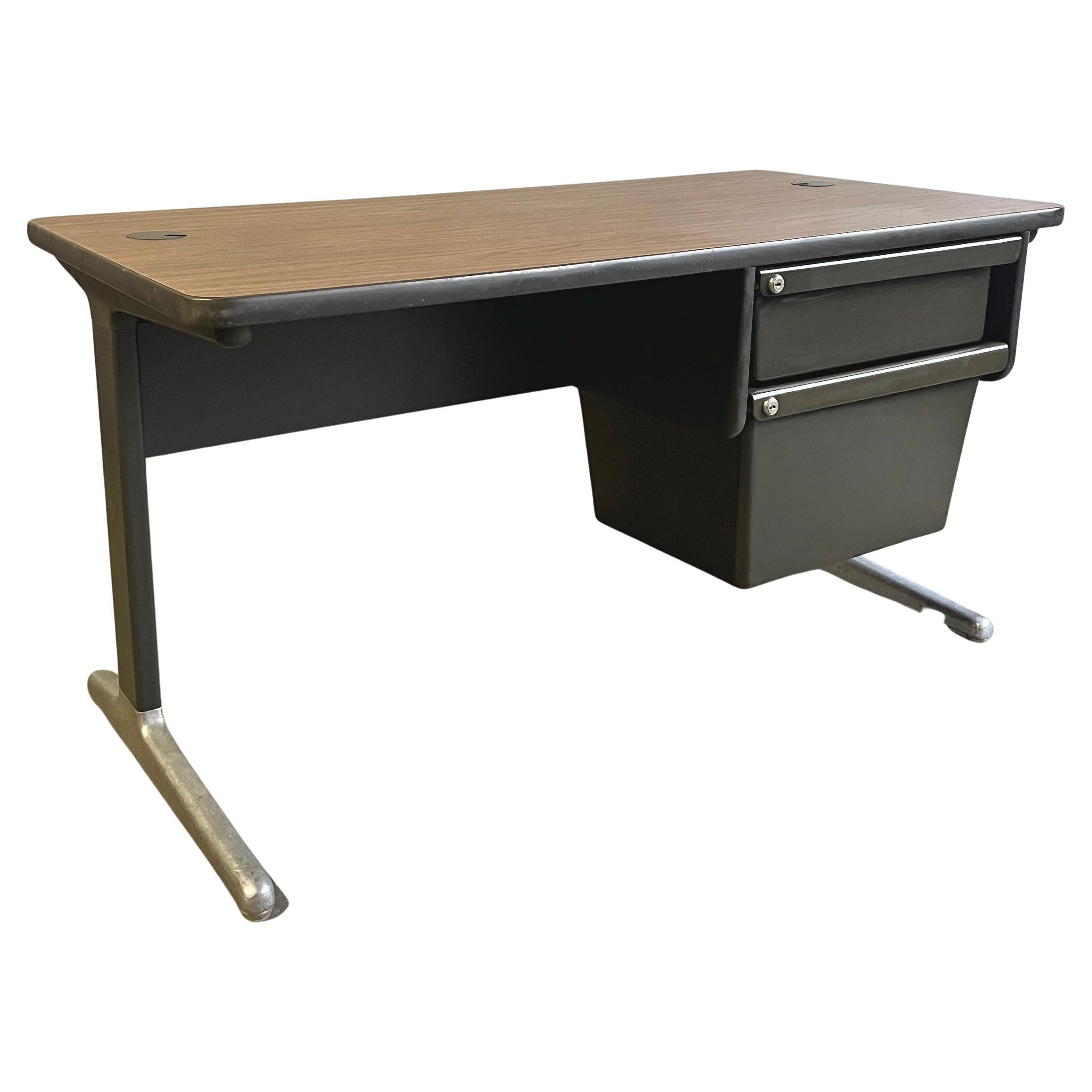 Nice vintage George Nelson petite desk or return. Great apt size desk or addition to your mcm office!
Part of the action office series for Herman Miller.

Laminate walnut top, supported by steel and aluminum legs. Drawers are of hard plastic.