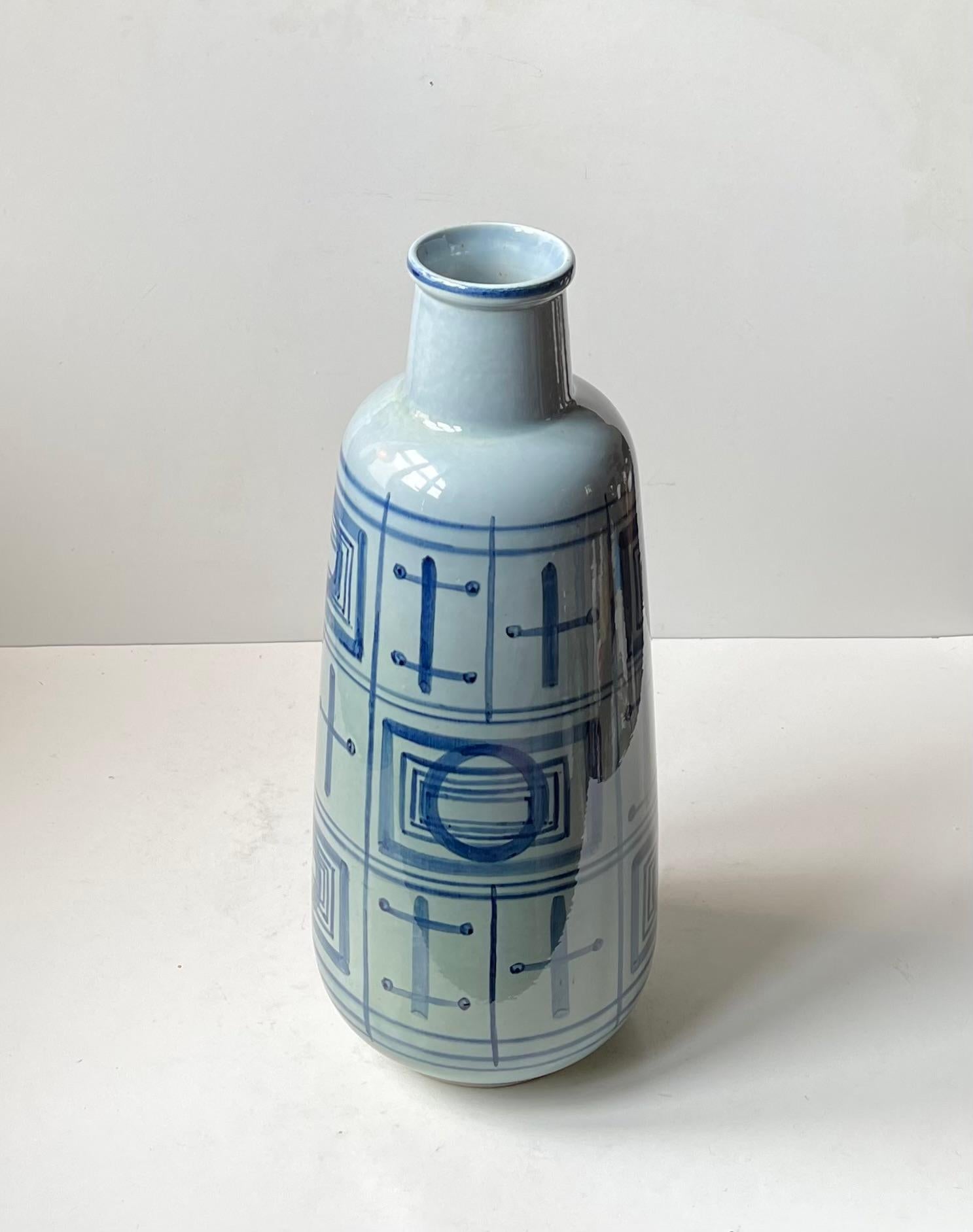 Große Vase/Bodenvase in hellblauer Hauptglasur, verziert mit geometrischen Mustern in dunklerem Blau. Es ist ein einzigartiges Stück. Handsigniert und handdekoriert von dem dänischen Keramiker Gerd Hiort Petersen und hergestellt in Søholm in