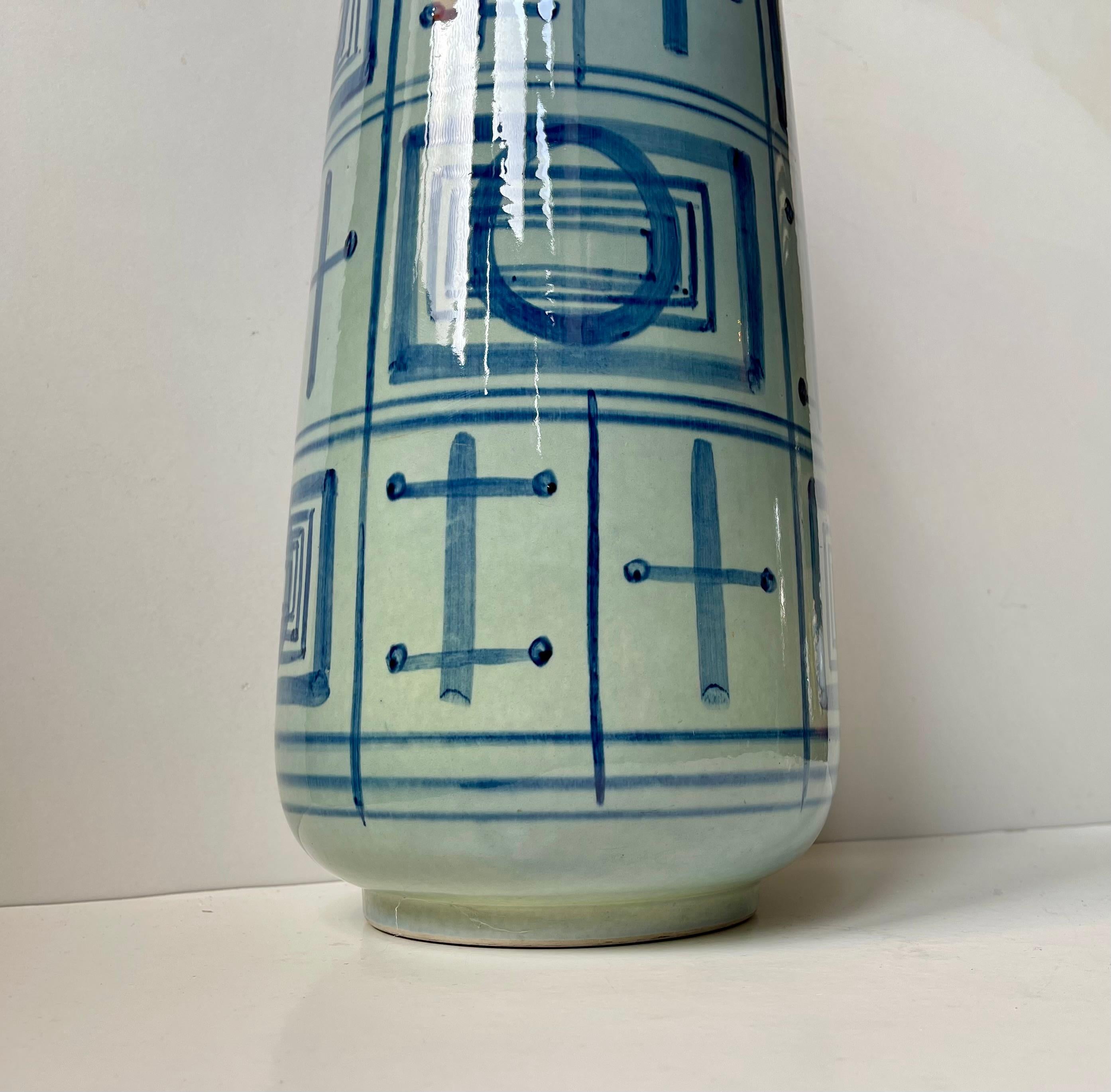 Gerd Hiort Petersen Blaue Keramik-Bodenvase aus der Jahrhundertmitte für Søholm, 1970er Jahre (Ende des 20. Jahrhunderts) im Angebot