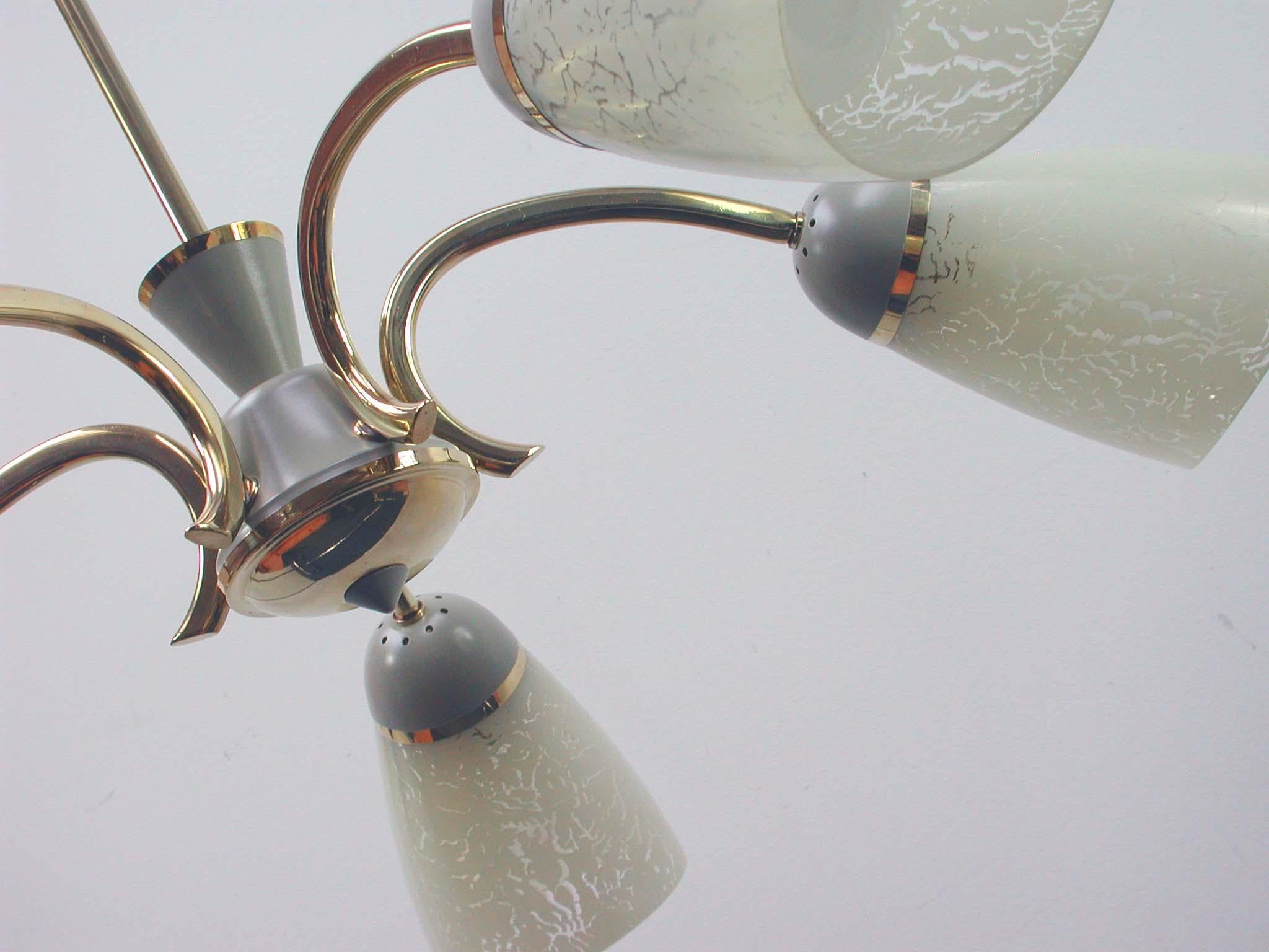 Midcentury German Brass and Glass Sputnik 5-Light Chandelier, 1950s In Good Condition For Sale In NUEMBRECHT, NRW