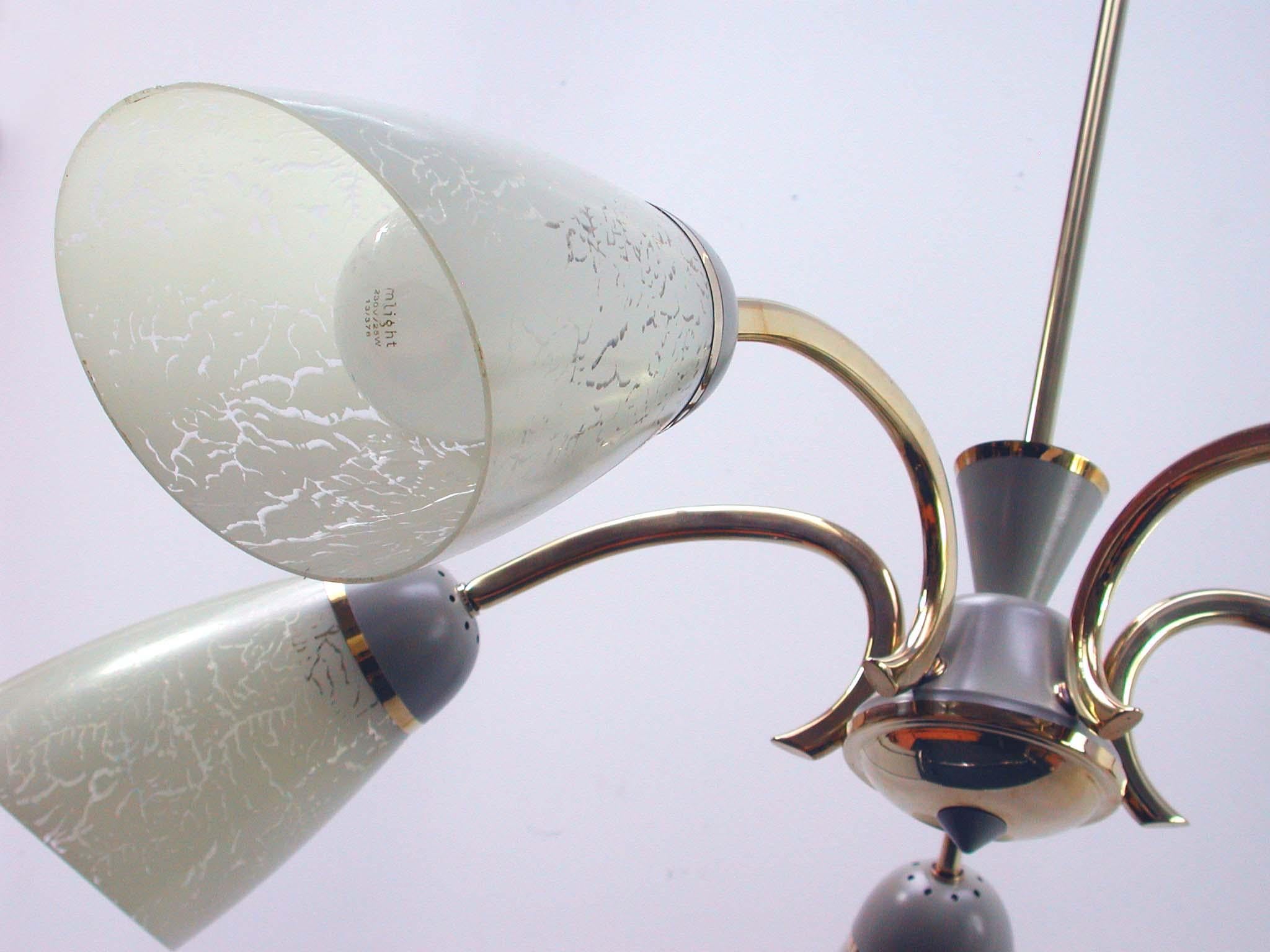 Milieu du XXe siècle Lustre à 5 lumières Spoutnik en laiton et verre, Allemagne, années 1950 en vente