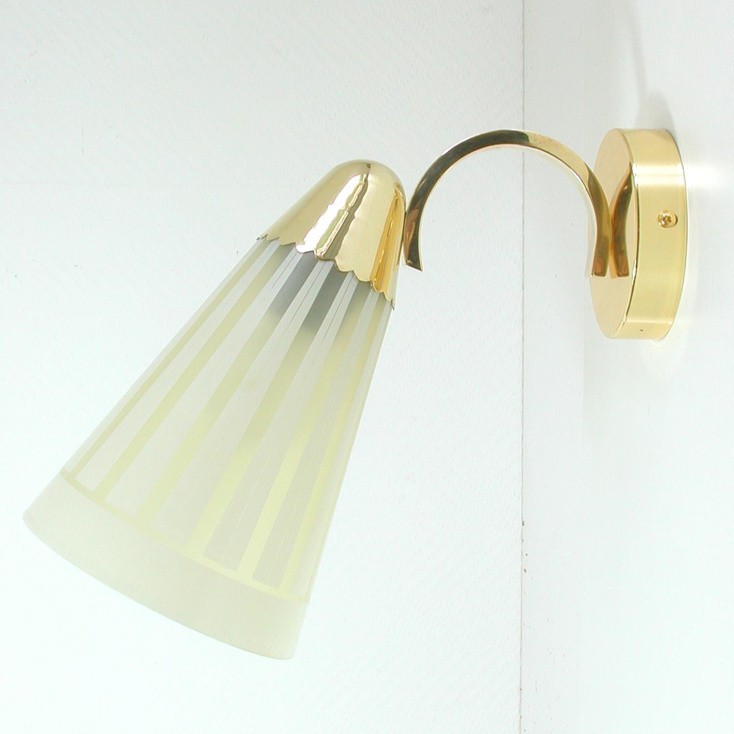 Midcentury German Brass and Glass Wall Light Sconce 1950s In Good Condition For Sale In NUEMBRECHT, NRW